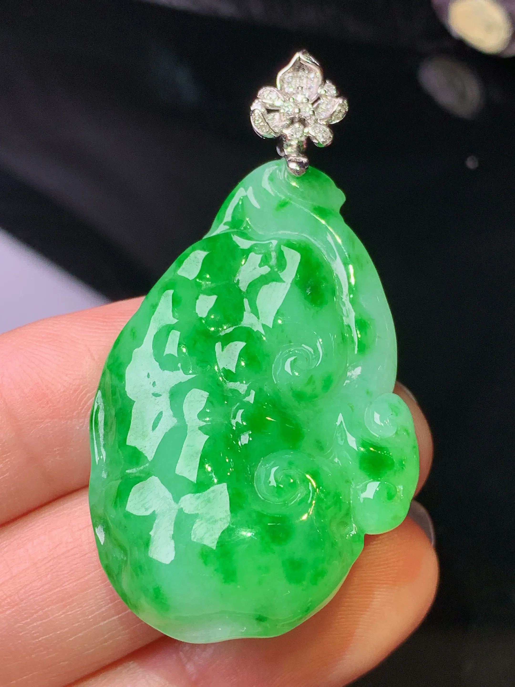 18k金钻镶嵌翠绿如意吊坠 玉质细腻 色泽清新艳丽 整体尺寸49.2*26.3*9.5