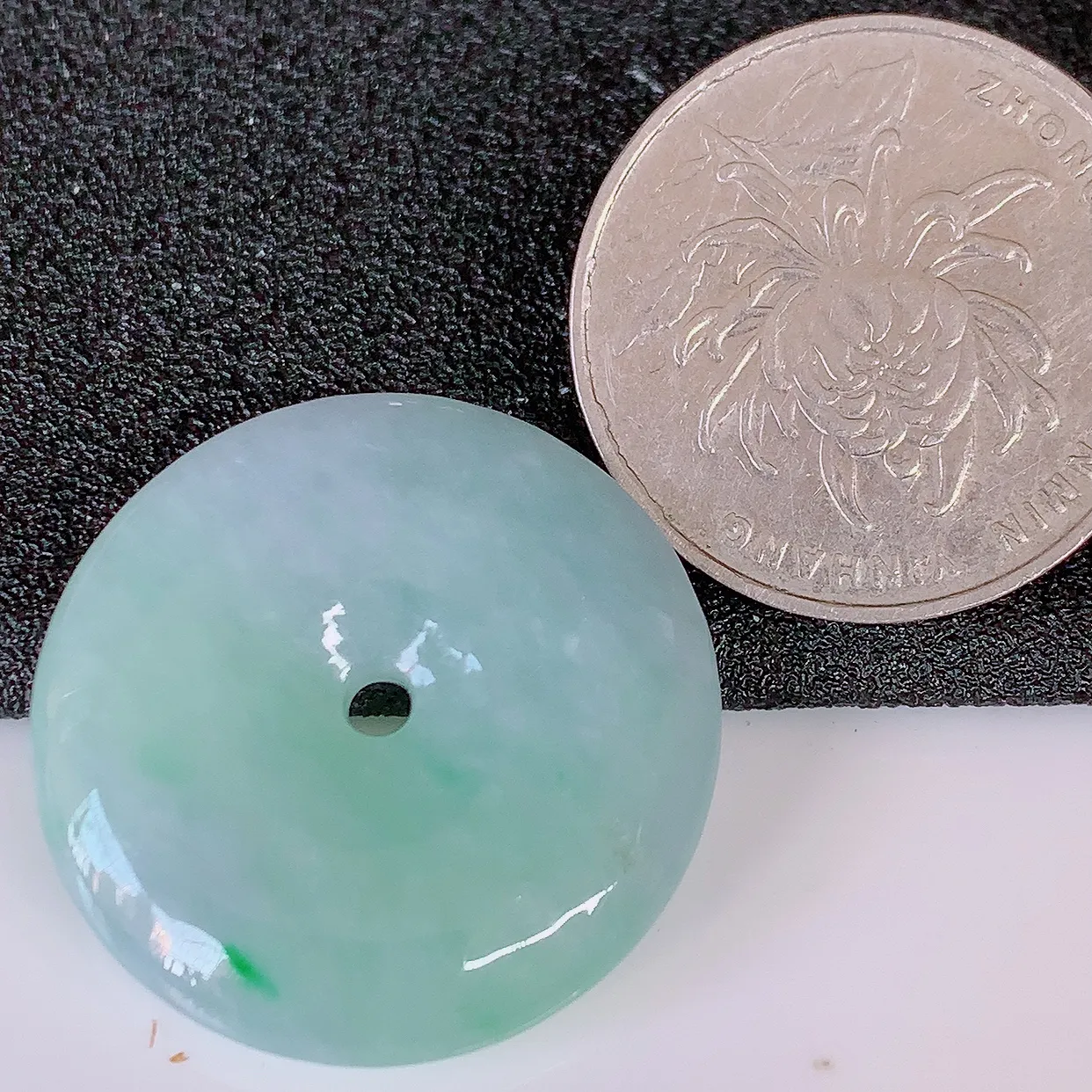 自然光实拍，冰飘绿翡翠平安扣吊坠，玉扣，平安是福；很美的料子，平安扣佩戴优雅迷人！#57.23