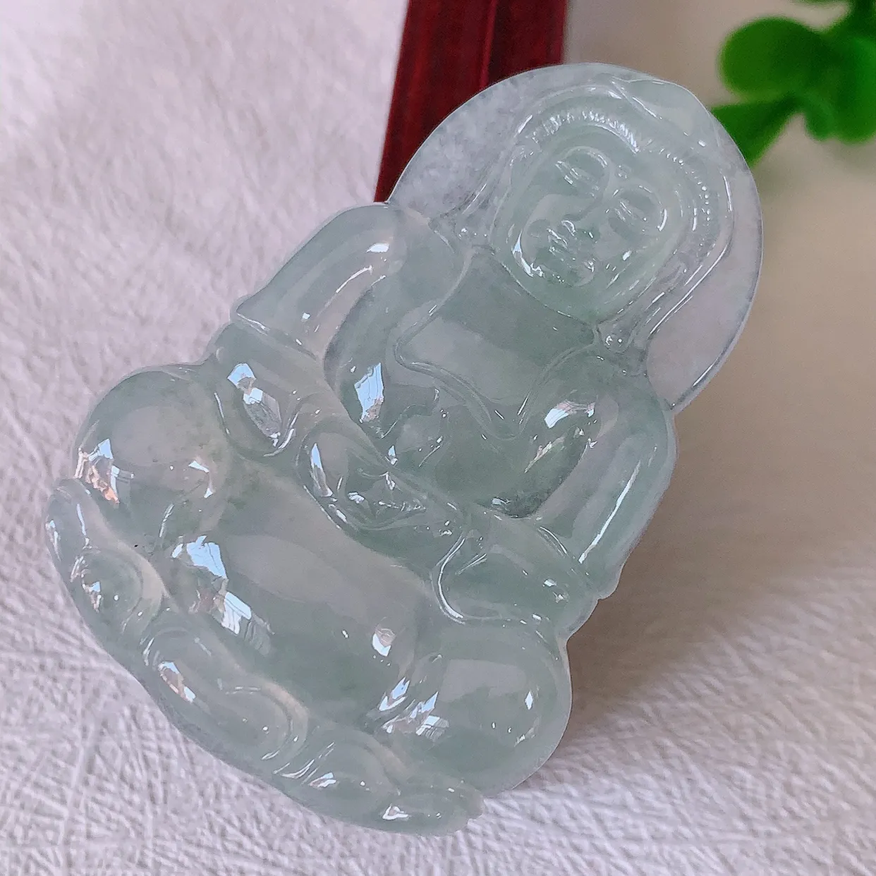 自然光实拍，冰种翡翠正装观音吊坠，赐福翡翠观音，冰透，起强玻璃光泽，观音面相慈祥，雕琢细致，佩戴气质！#60.26