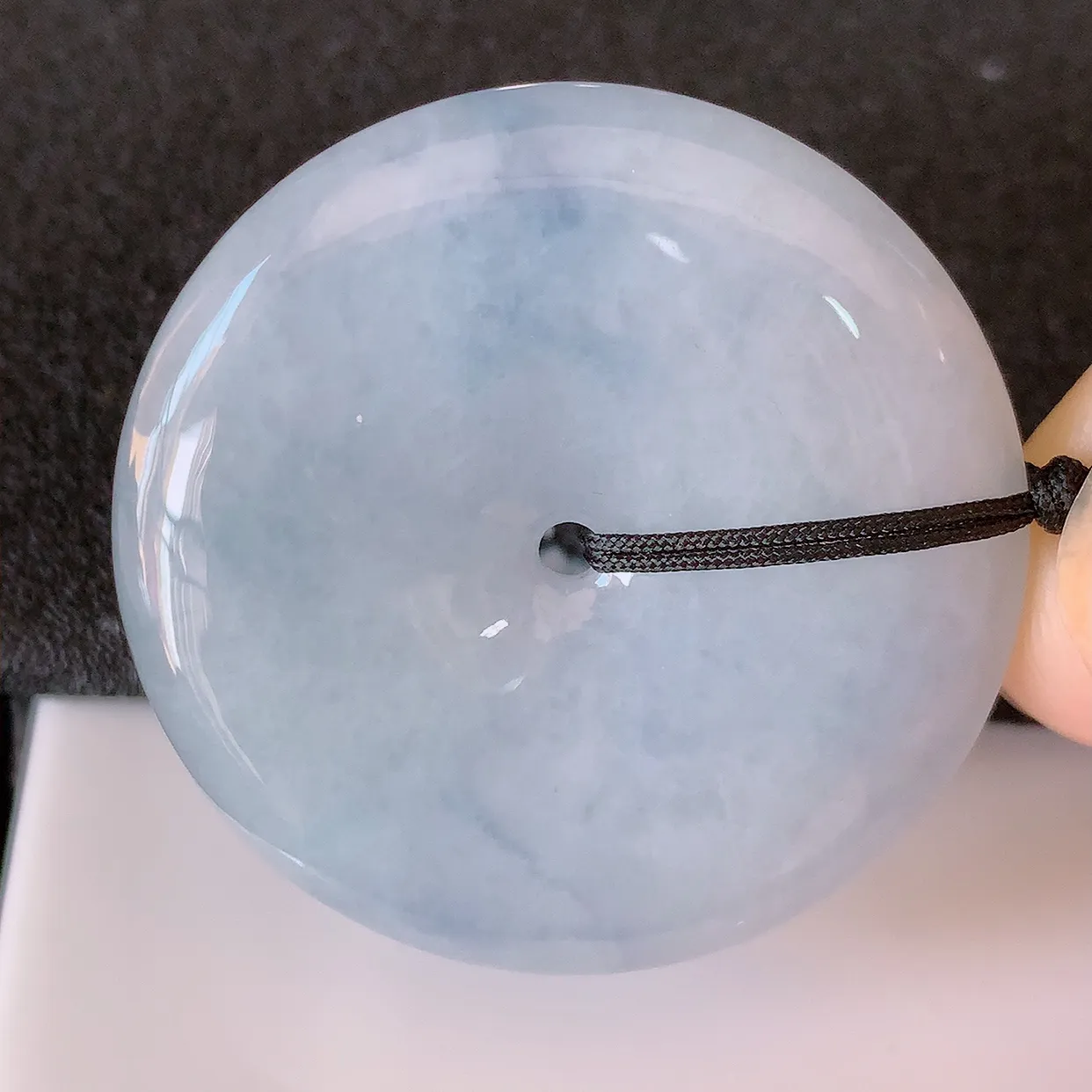 自然光实拍，大件冰润紫罗兰飘花翡翠平安扣吊坠，翠色灵动，佩戴效果时尚出众，尽显气质，玉质细腻，美感十