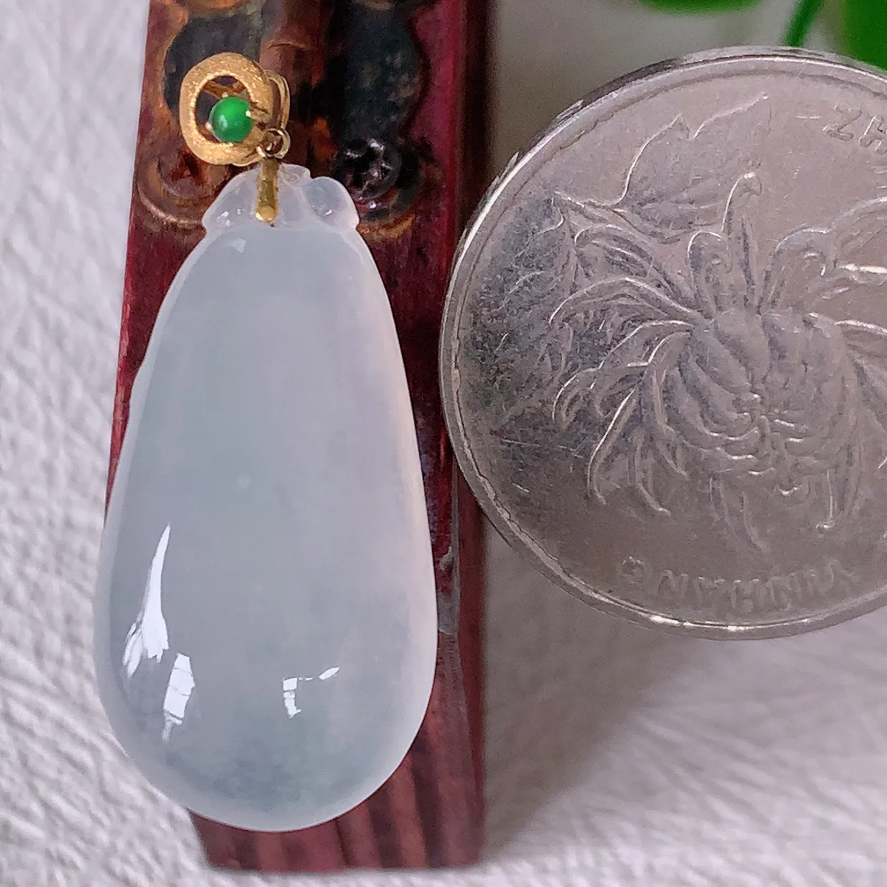 自然光实拍，18K金镶嵌冰种翡翠招财福瓜吊坠，翡翠福瓜招财瓜，冰润且起胶感，佩戴效果优雅迷人！#1.24整体30裸石25.5-13*5.8