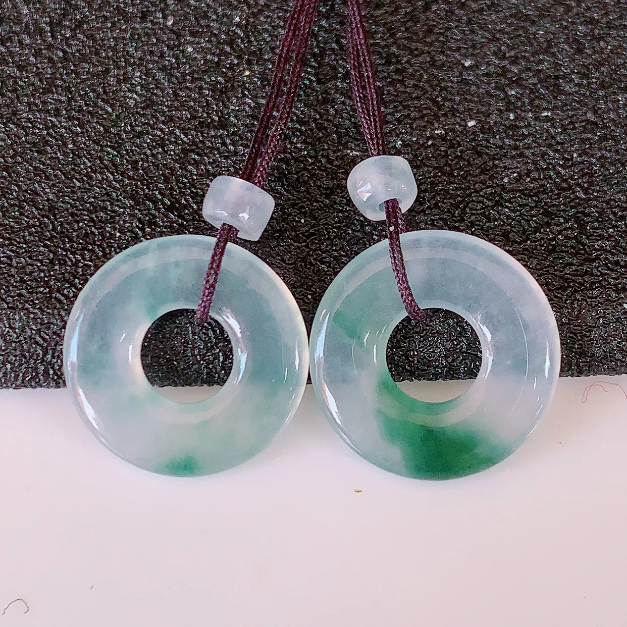 自然光实拍，冰种飘花翡翠一对平安扣耳坠，翠色灵动，玉质细腻，颜色漂亮，品相佳，佩戴佳品！配银线 #1