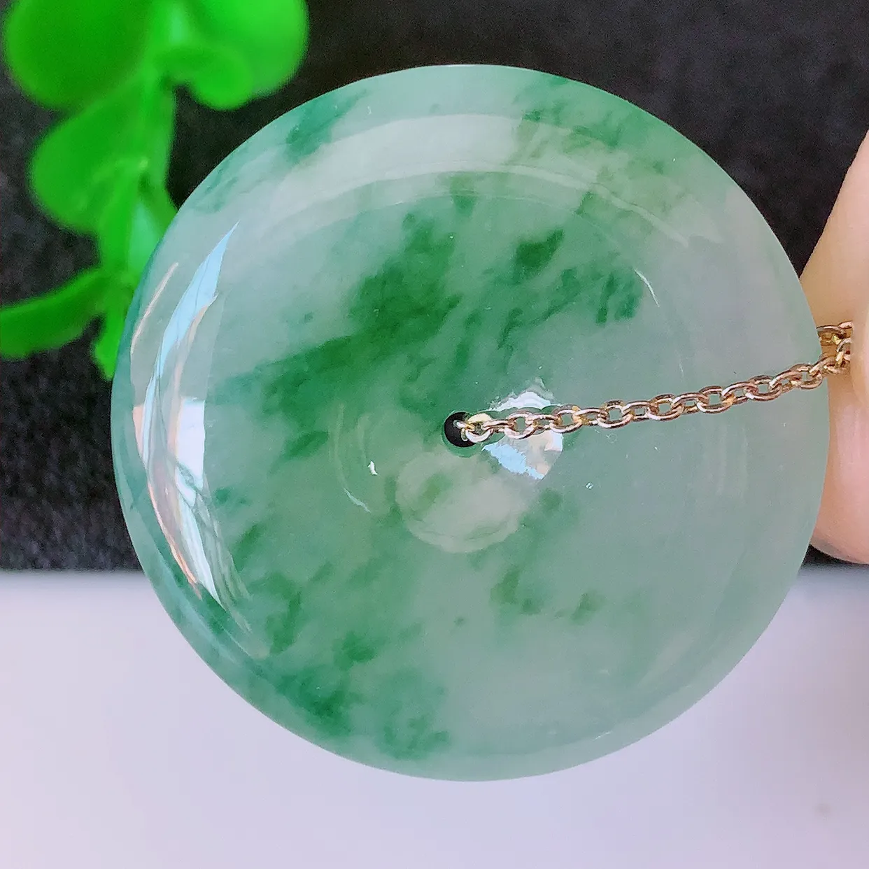 自然光实拍，冰种飘花翡翠平安扣吊坠，冰透，灵动飘逸，寓意平平安安，平安扣佩戴端庄漂亮！#60.26