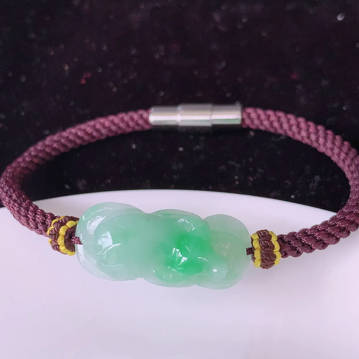 自然光实拍，冰润飘绿翡翠牛气冲天手串手链，种老水足，冰清玉润  颜色漂亮  #81.24取一尺寸26.5*11.5*8.5