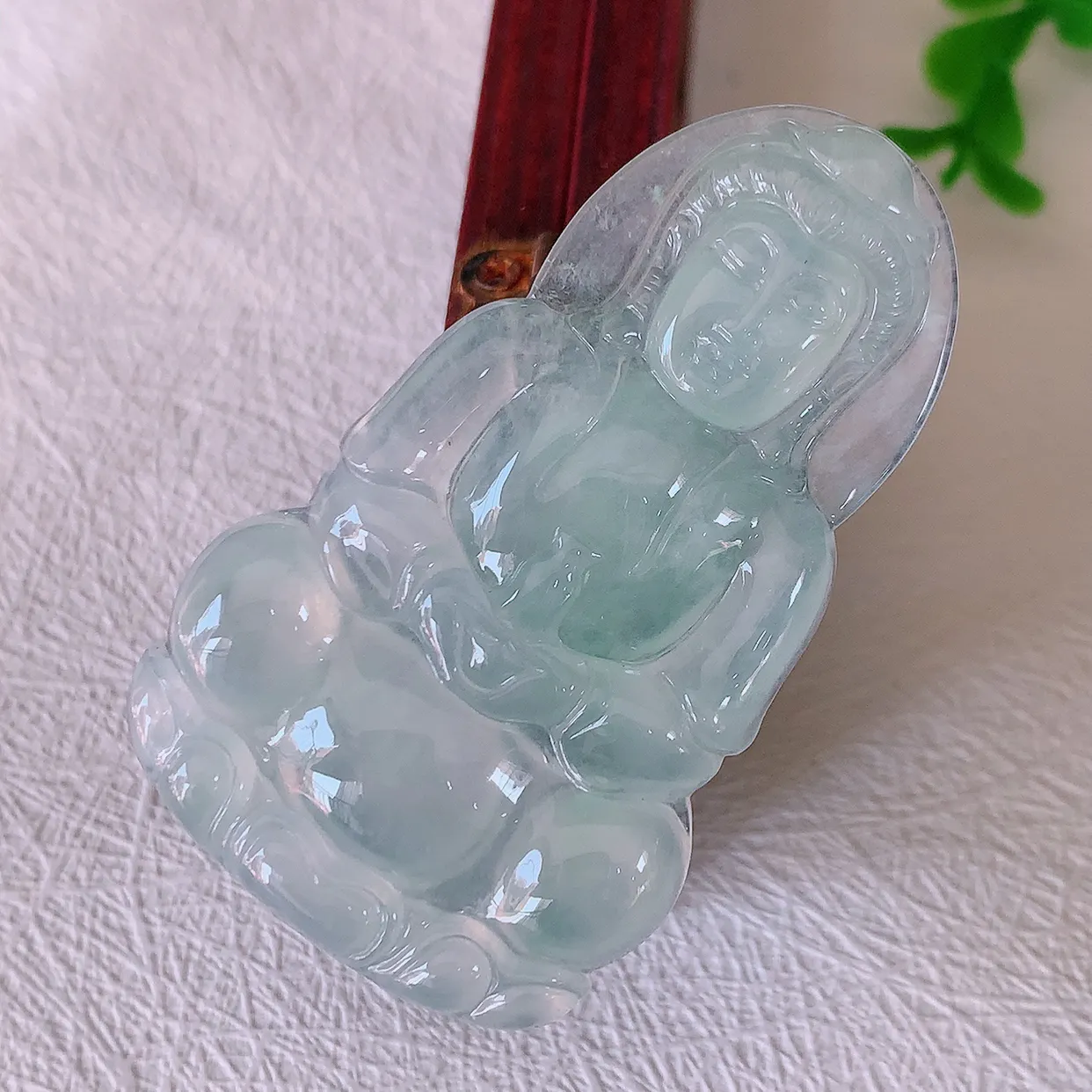 自然光实拍，冰种翡翠观音菩萨吊坠，赐福翡翠观音，冰透，起强玻璃光泽，观音面相慈祥，雕琢细致，佩戴气质！#60.26