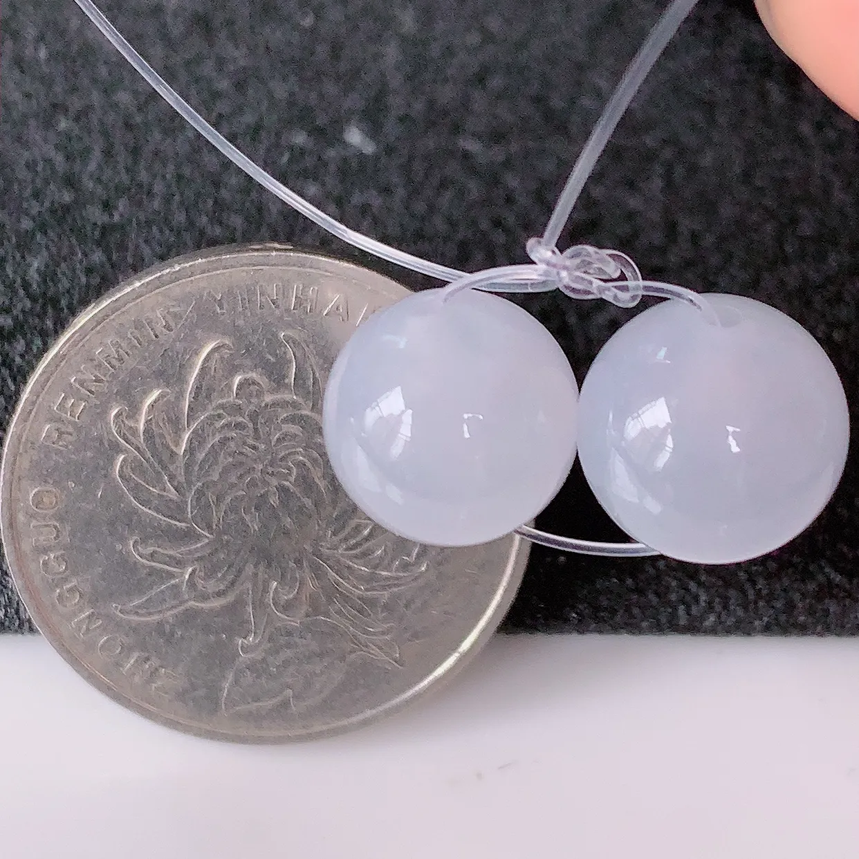 自然光实拍，冰种翡翠转运珠、路路通吊坠，寓意时来运转、财源滚滚，款式新颖时尚，日常百搭的款！配银链#41.24尺寸10.8