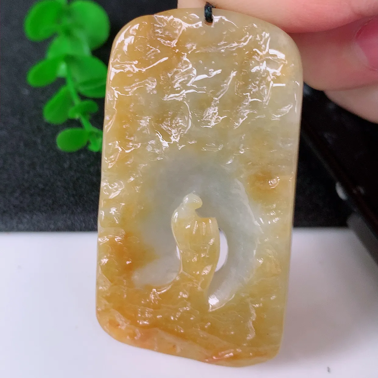 自然光实拍，特色镂空雕黄翡悟道吊坠，翡翠悟道寓意“祥和，安宁，吉祥，幸福”，佩戴效果优雅迷人，性价比超高！#60.24