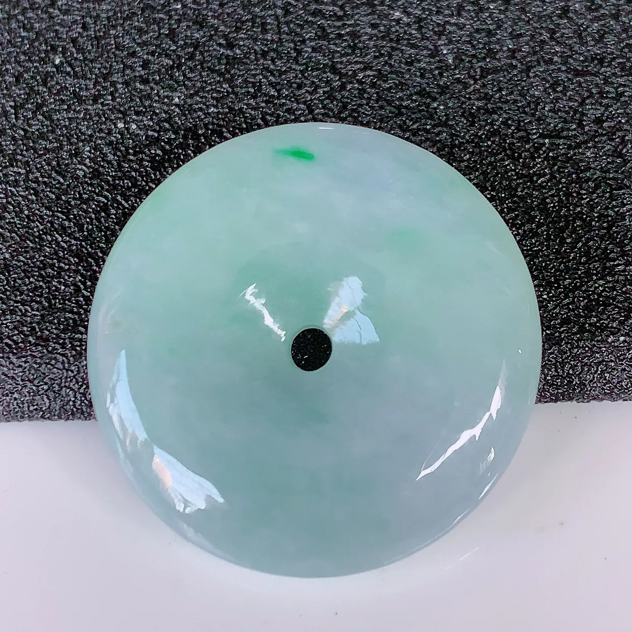 自然光实拍，冰飘绿翡翠平安扣吊坠，玉扣，平安是福；很美的料子，平安扣佩戴优雅迷人！#57.23