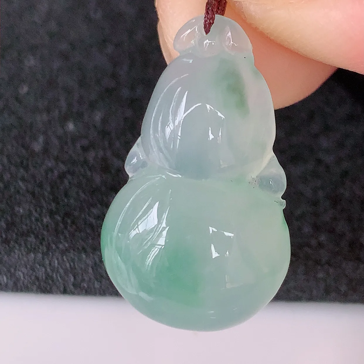 自然光实拍，冰种飘花翡翠葫芦吊坠，寓意福禄双全，财源滚滚，清新脱俗，佩戴效果优雅迷人！#57.24