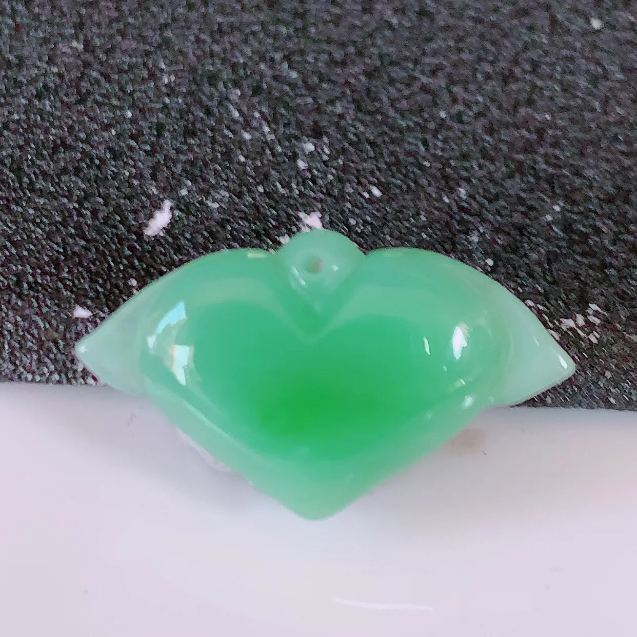 自然光实拍，冰润满绿翡翠爱心吊坠，翠色灵动，佩戴效果时尚出众，尽显气质，玉质细腻，美感十足。#46.