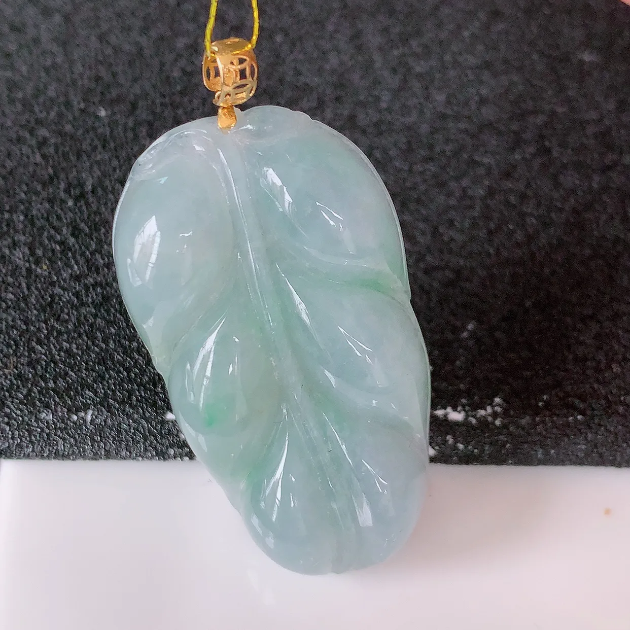 18K金镶嵌冰春带彩翡翠叶子吊坠 ，种水足，色泽清新，工艺精湛，叶子寓意美好；金枝玉叶，事业有成。#