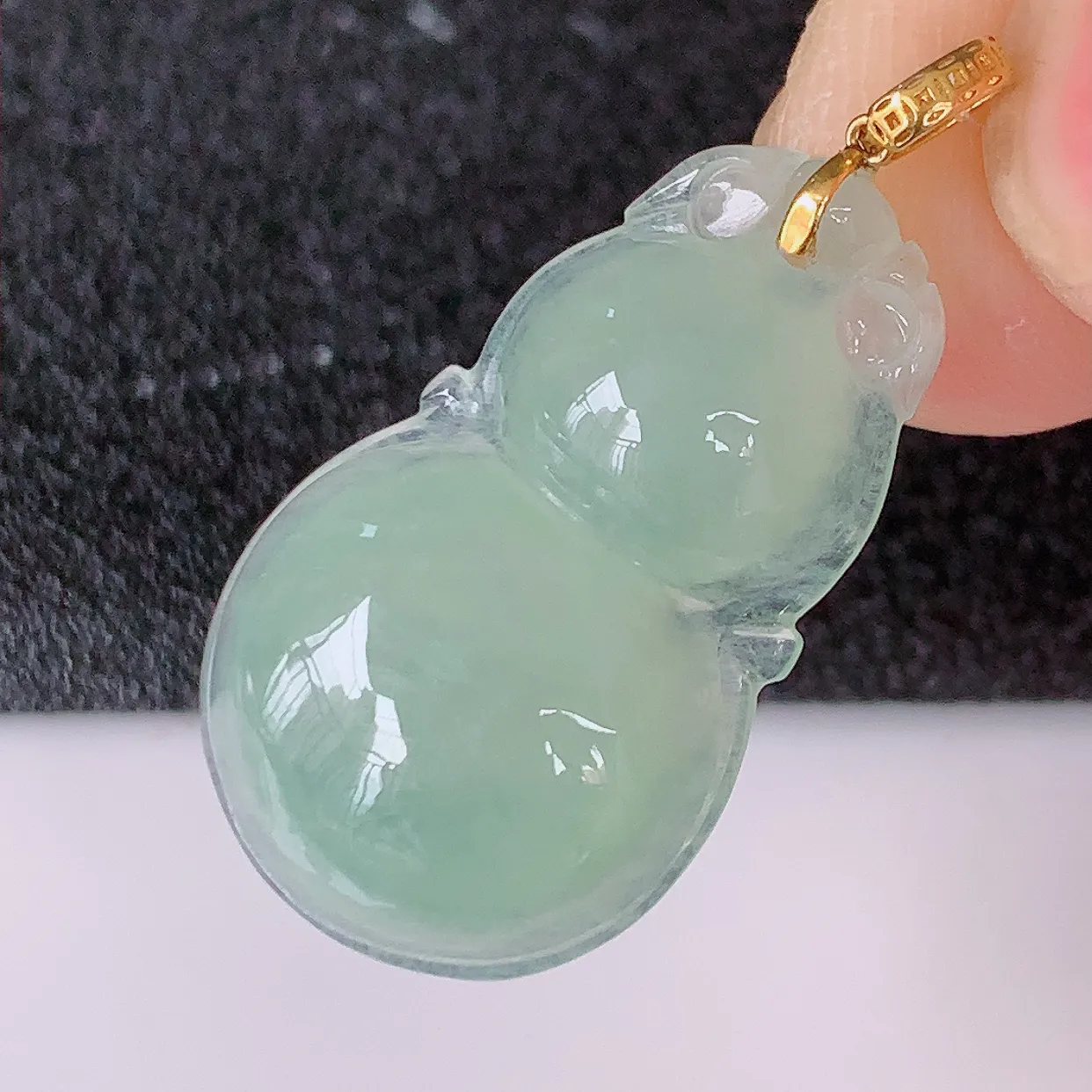 18K金镶嵌冰种满绿翡翠葫芦吊坠，葫芦寓意福禄双全，财源滚滚，品佳品，佩戴效果优雅迷人！#49.24