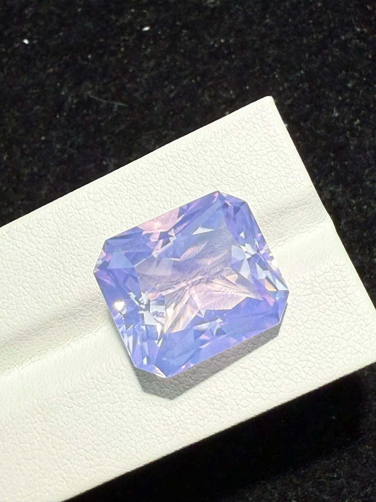 【高端珠宝】天然极美浪漫薰衣草紫晶裸石
重量: 17.475ct  规格: 17.5*15.2*10.4毫米
精湛切工，满身火彩
台面大，实物更美，可以代镶嵌设计。