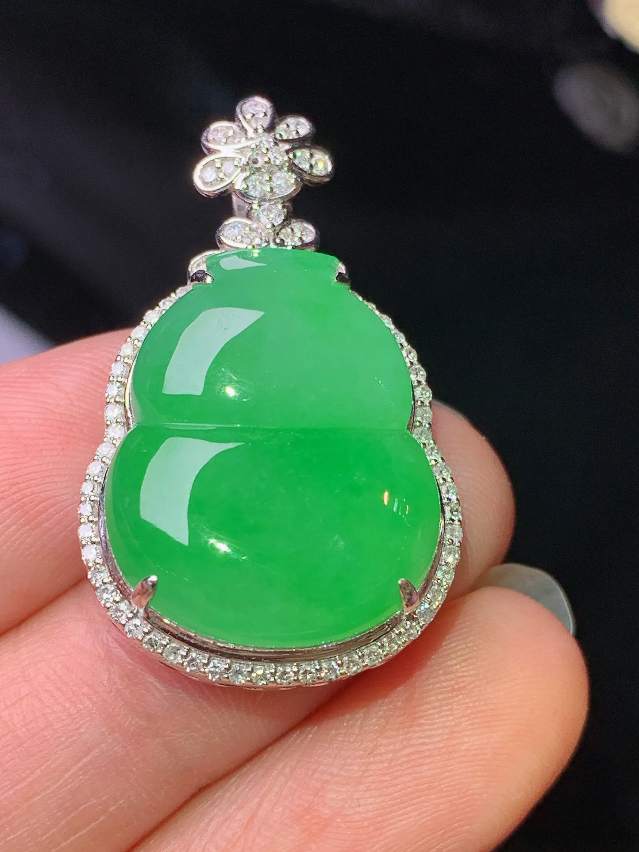 18k金钻镶嵌满绿葫芦吊坠 玉质细腻 色泽清新艳丽 整体尺寸32.5*19.7*9.2