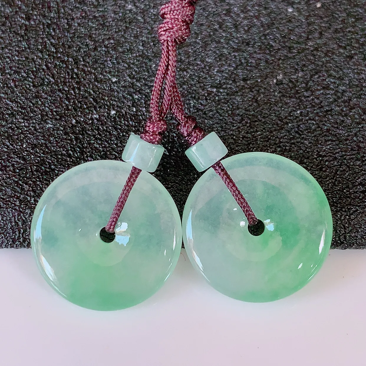 自然光实拍，冰种飘绿翡翠一对平安扣耳坠，翠色灵动，玉质细腻，颜色漂亮，品相佳，佩戴佳品！配银线 #41.36尺寸15.*2.8