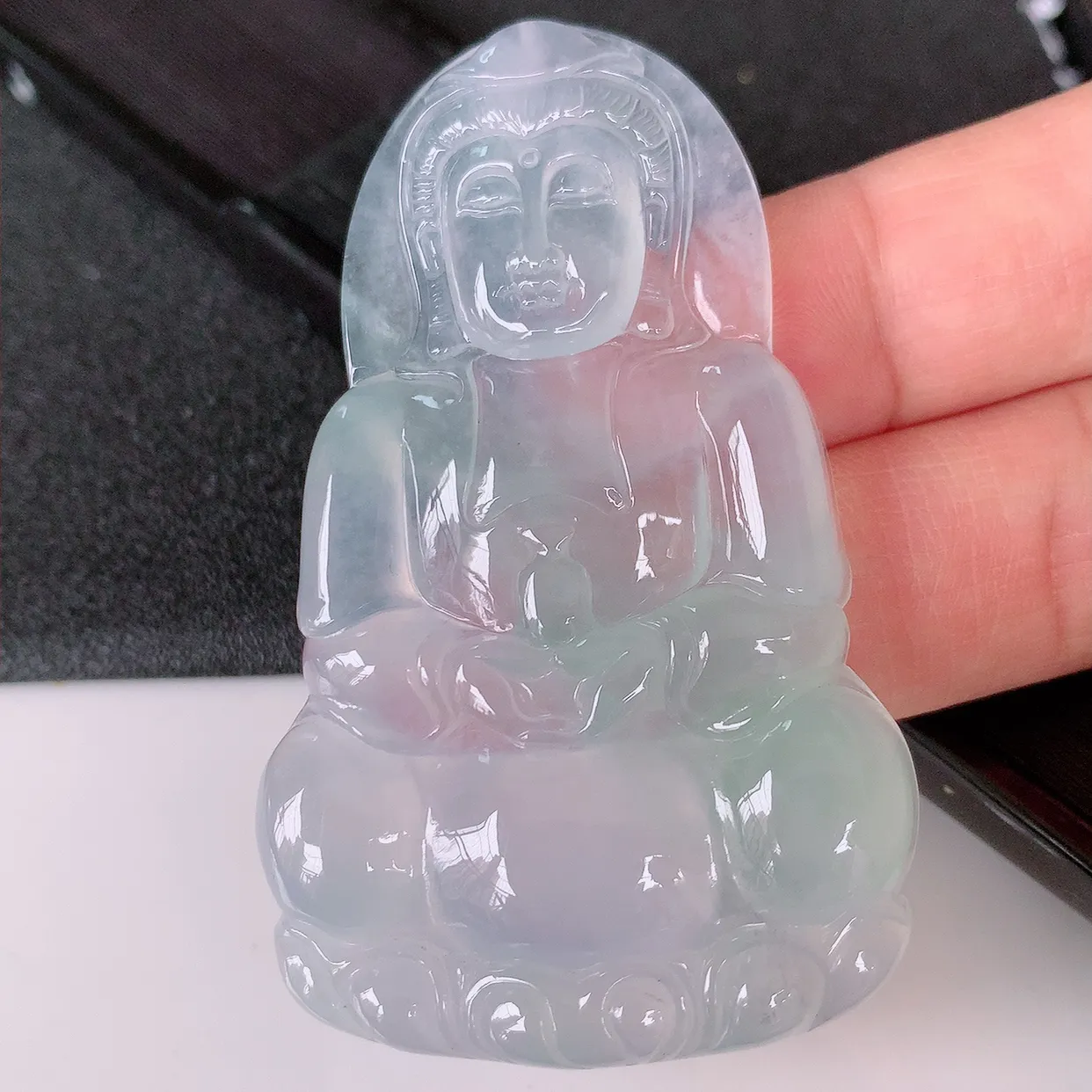 自然光实拍，大件冰种翡翠正装观音吊坠，赐福翡翠观音菩萨，冰透，起强玻璃光泽，观音面相慈祥，雕琢细致，