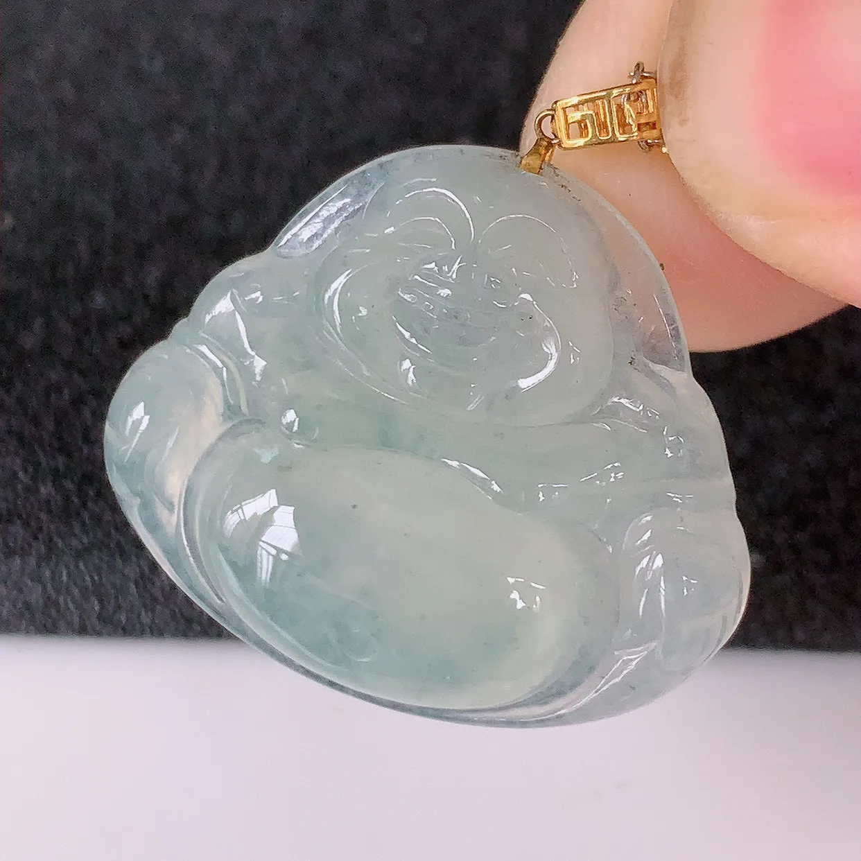 自然光实拍，18K金镶嵌冰种翡翠玉佛公吊坠，款式新颖，佩戴效果时尚出众，尽显气质，玉质细腻，美感十足。#41.24整体28裸石26.5*22.5*5.2