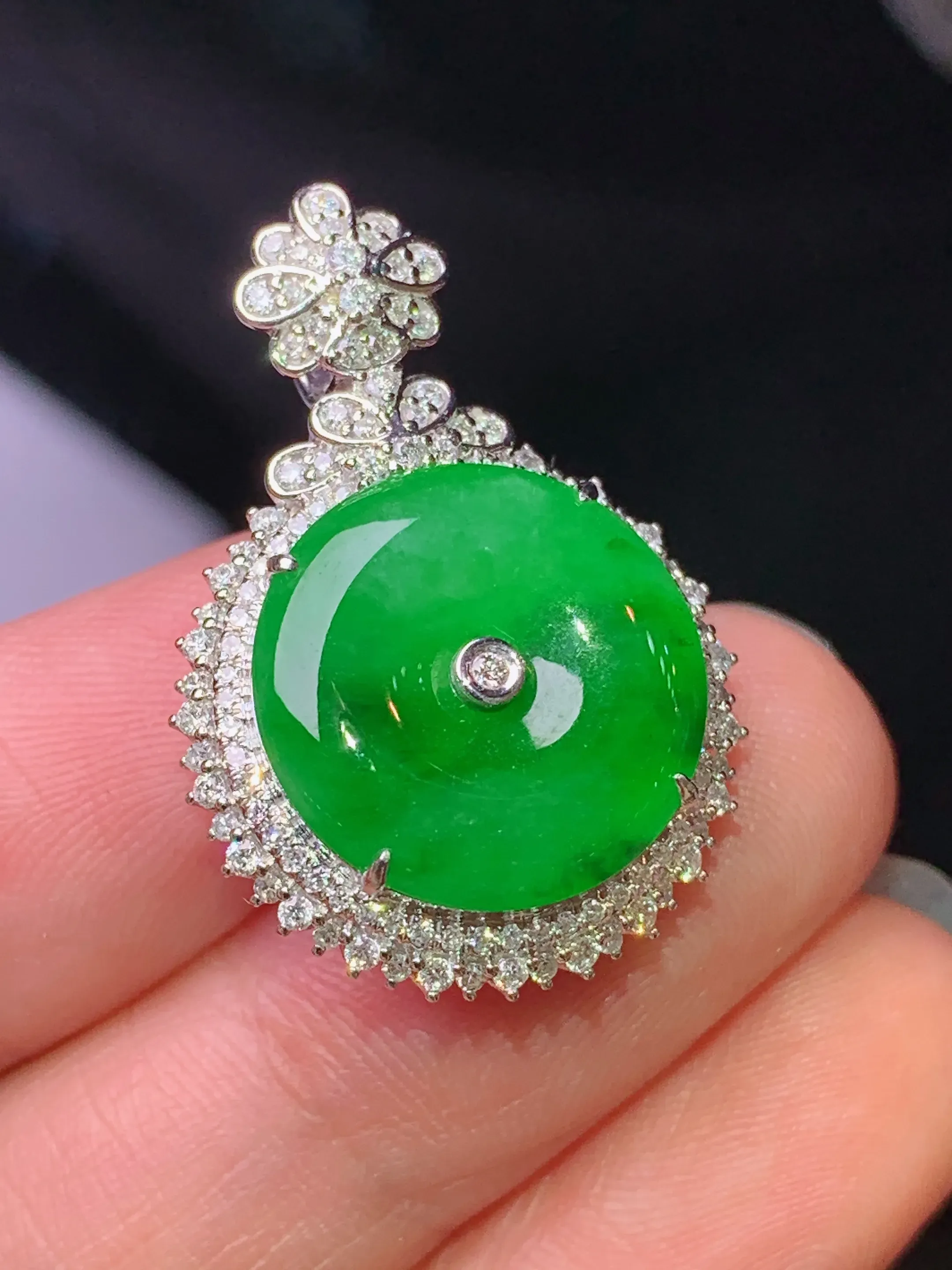 18k金钻镶嵌满绿平安扣吊坠 玉质细腻 色泽清新艳丽 整体尺寸28.2*19.5*10
