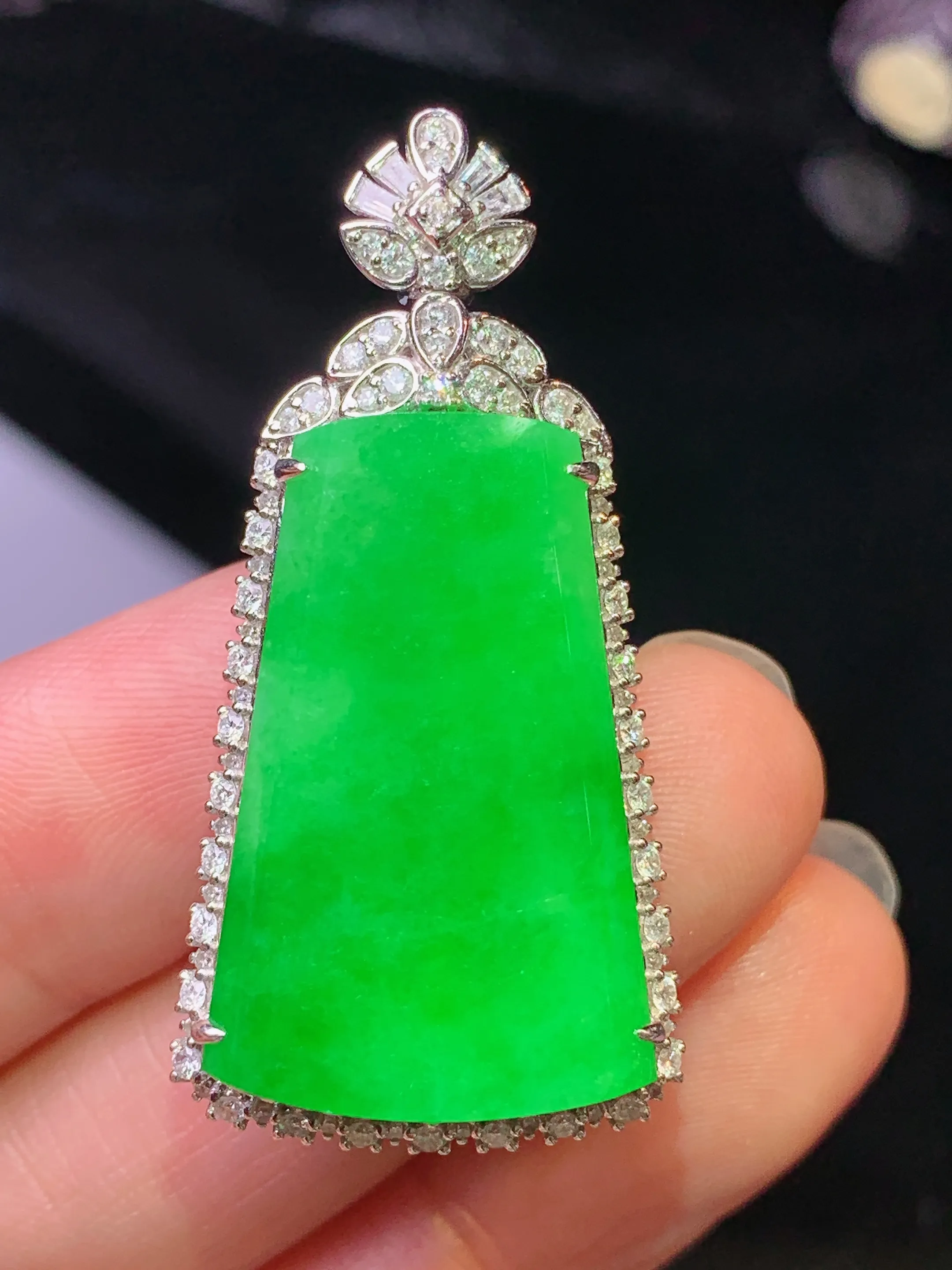 18k金钻镶嵌满绿无事牌吊坠 玉质细腻 色泽清新艳丽 整体尺寸40.6*20*10.3