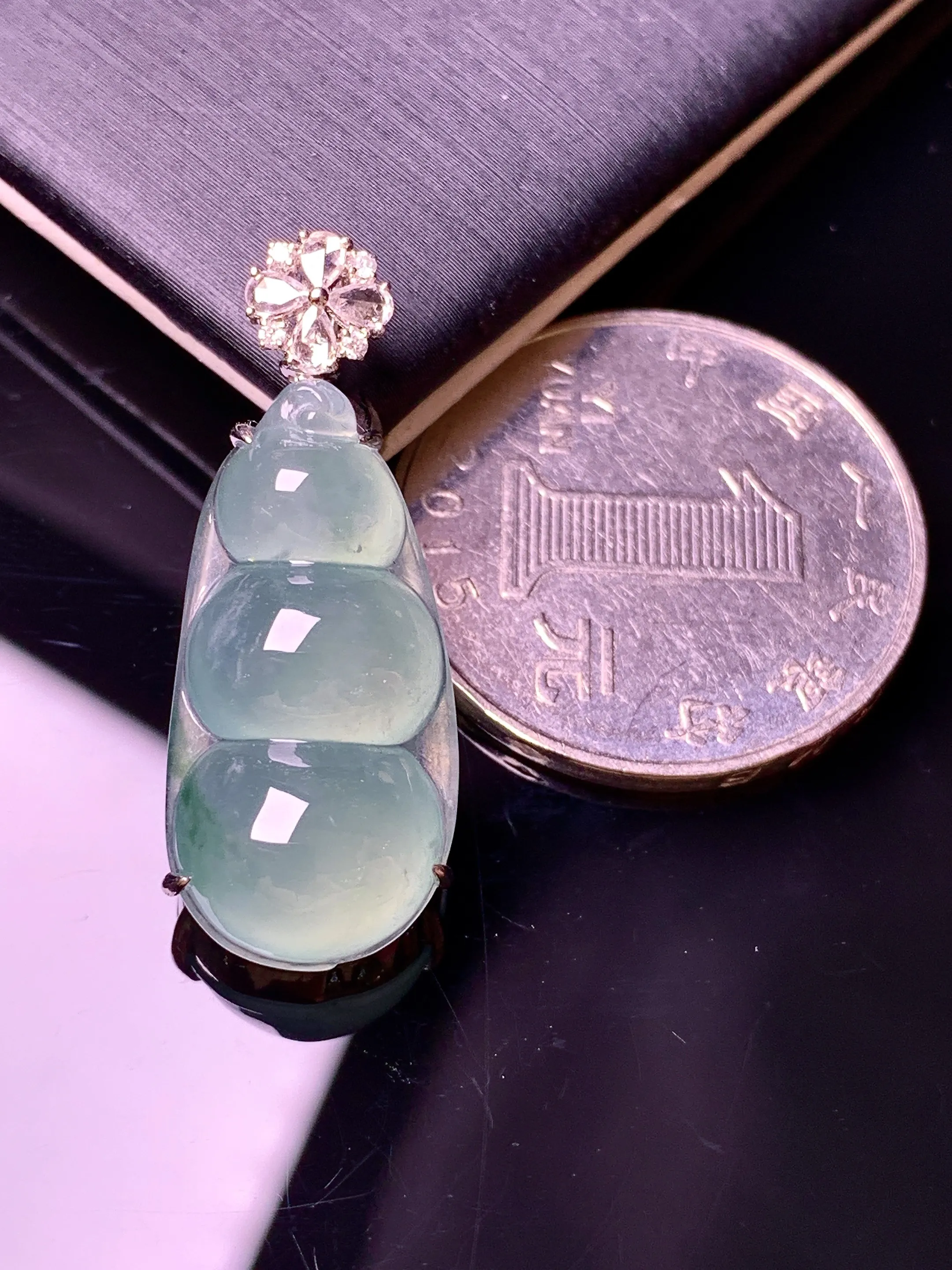 18k金钻镶嵌冰种四季豆吊坠 玉质细腻 色泽清新艳丽 整体尺寸30.8*12*7.8