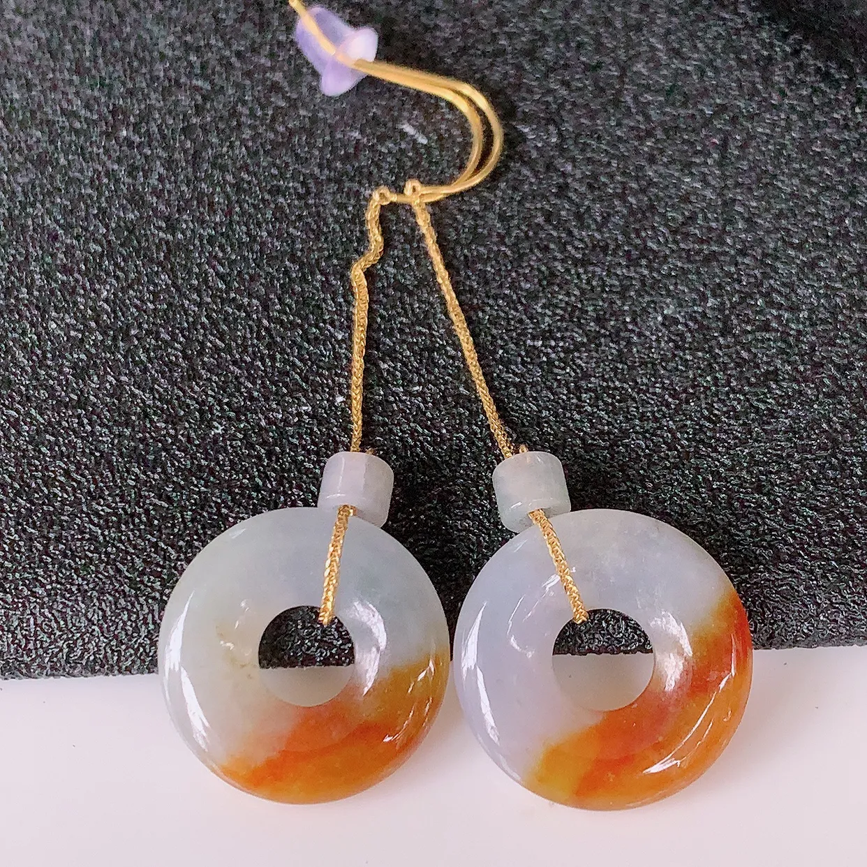 18k金镶嵌翡翠耳坠，沁人心脾，耳坠佩戴效果大气出众，尽显气质。种水好，胶感足，颜相当漂亮，高性价比，值得入手品鉴！#1.24整体42.5裸石15-3