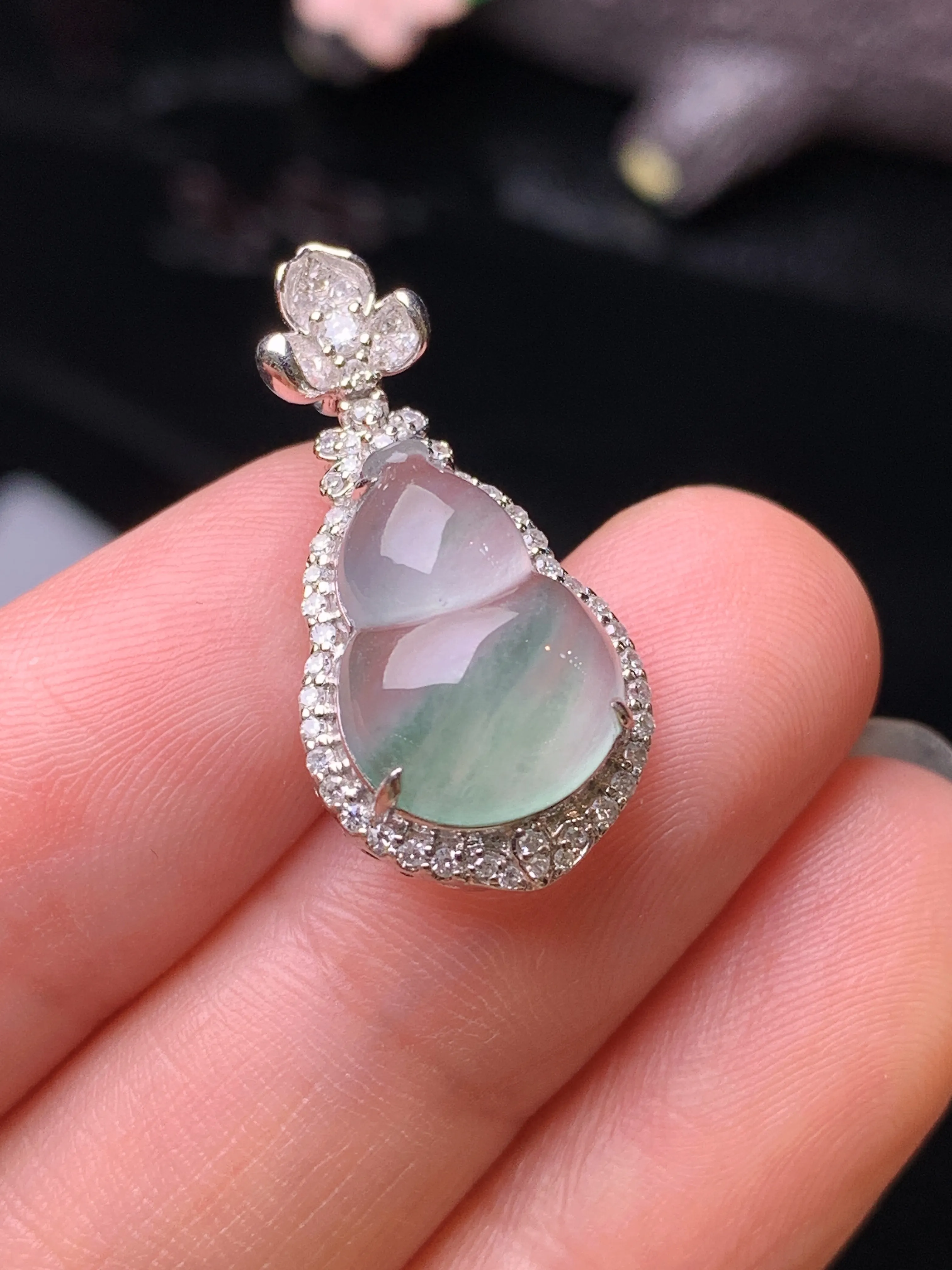 18k金钻镶嵌冰种飘绿葫芦吊坠 玉质细腻 色泽清新艳丽 整体尺寸25*12.2*7.8