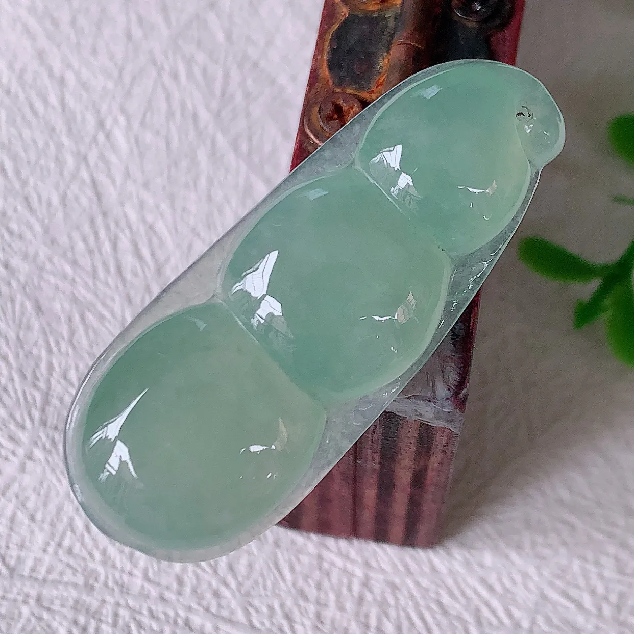 自然光实拍，冰种满绿翡翠福豆吊坠，寓意“四季平安，福气满满”胶感十足，饱满，佩戴效果优雅迷人！#01.24