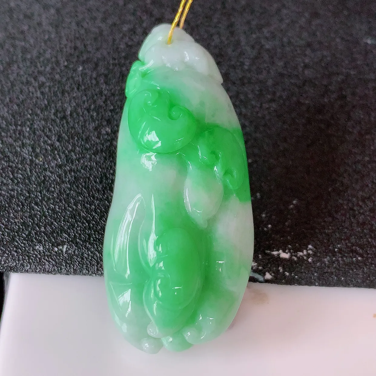 自然光实拍，冰润飘阳绿翡翠佛手吊坠，翠色灵动，佩戴效果时尚出众，尽显气质，玉质细腻，美感十足。#35.24