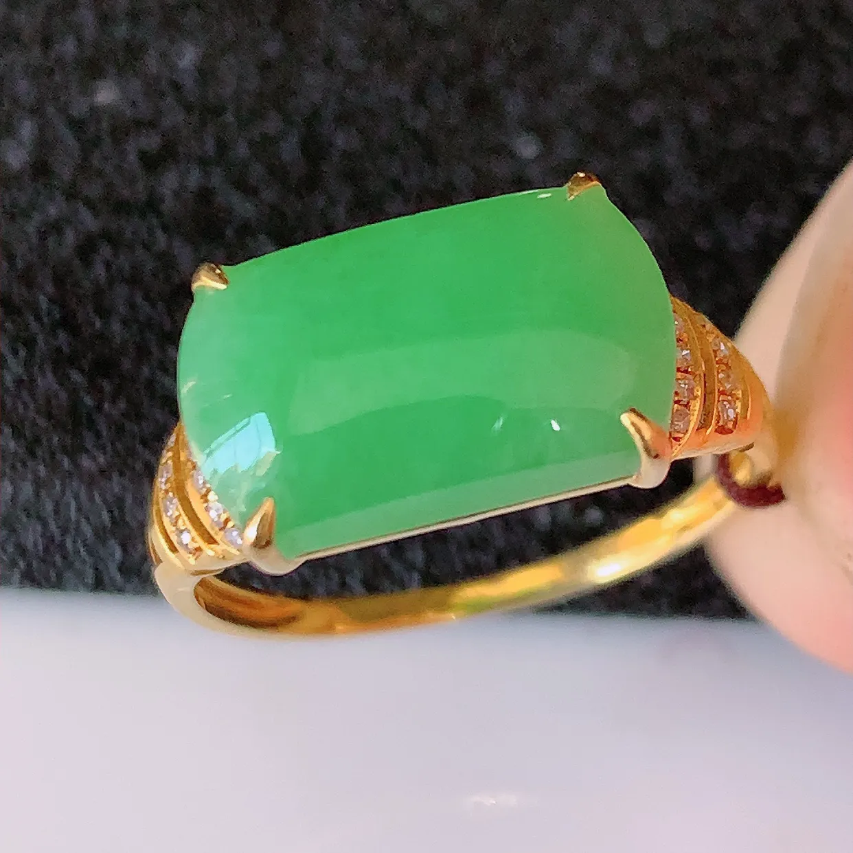 自然光实拍 18K金精工镶嵌满绿翡翠马鞍戒指，玉质细腻，翡翠色泽均匀，艳丽饱满，款式高贵大气，15圈