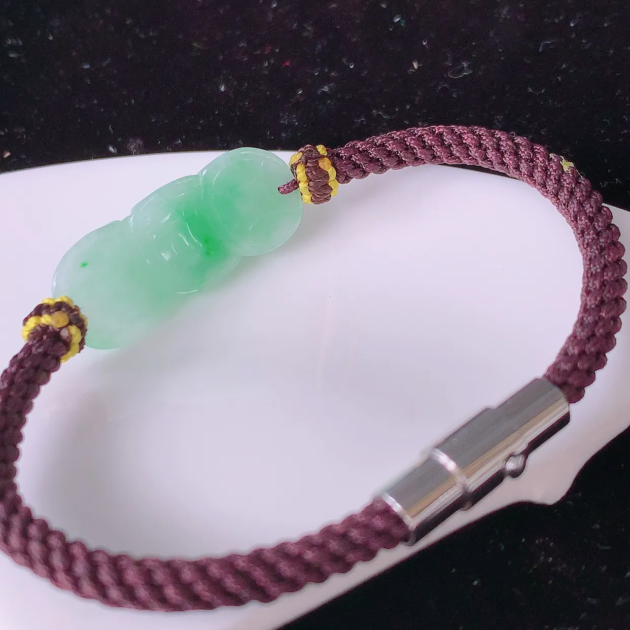 自然光实拍，冰润飘绿翡翠牛气冲天手串手链，种老水足，冰清玉润  颜色漂亮  #81.24取一尺寸26.5*11.5*8.5