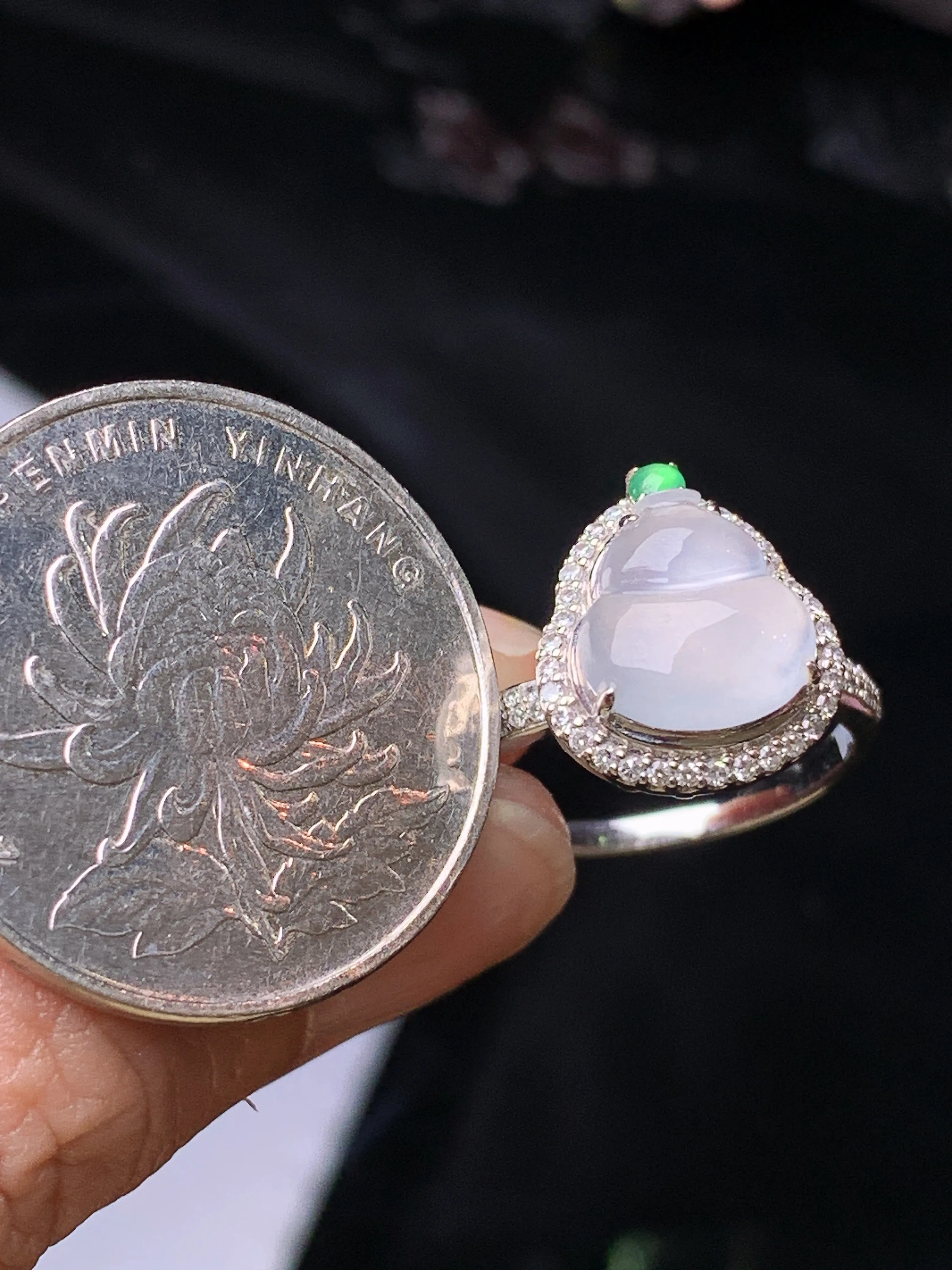 18k金钻镶嵌冰种葫芦戒指 玉质细腻 色泽清新艳丽 圈口13 整体尺寸13.2*12*8.6