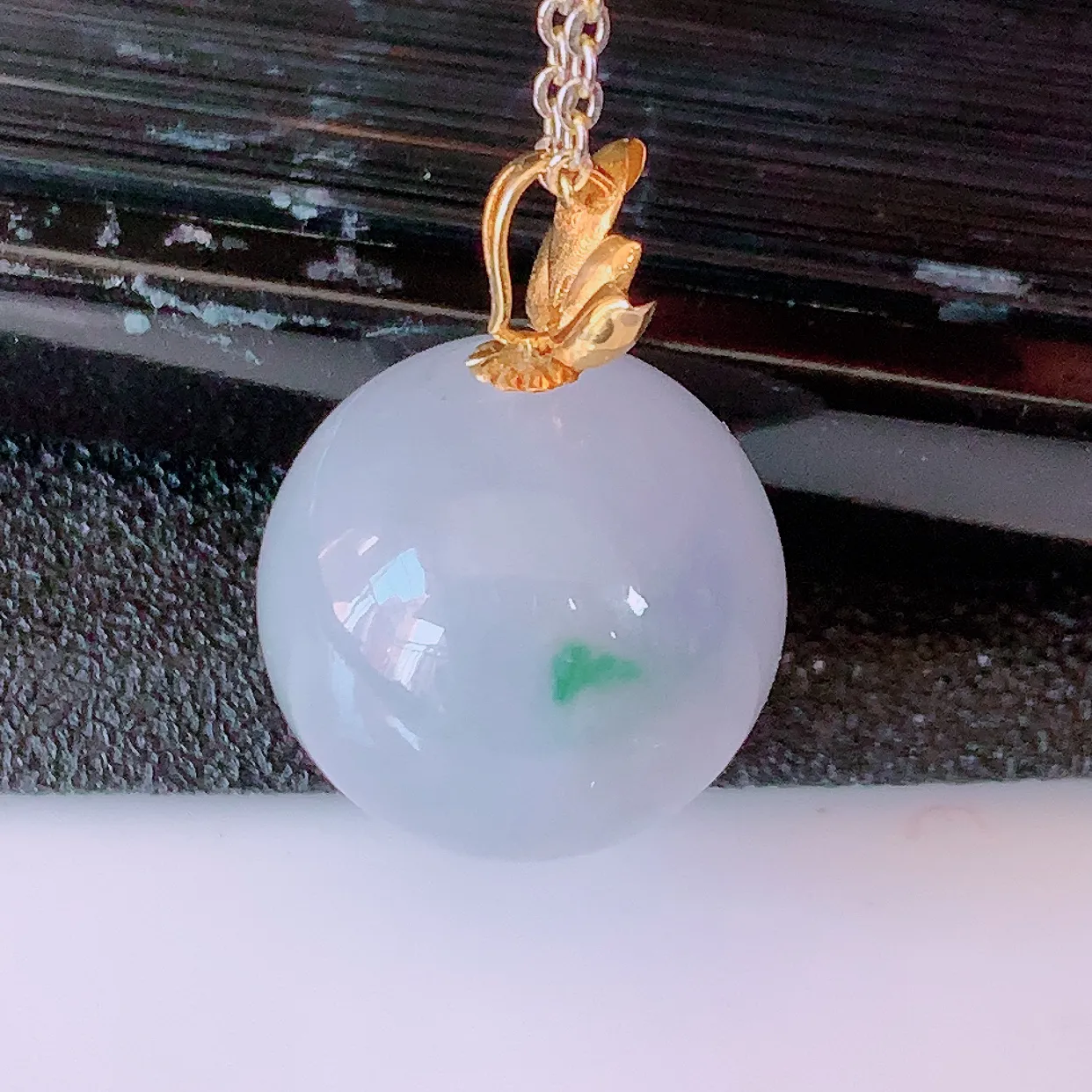 18K金镶嵌冰紫罗兰飘花翡翠转运珠吊坠，寓意“时来运转，财源滚滚” 寓意佳，荧光灼灼，转运珠佩戴时尚