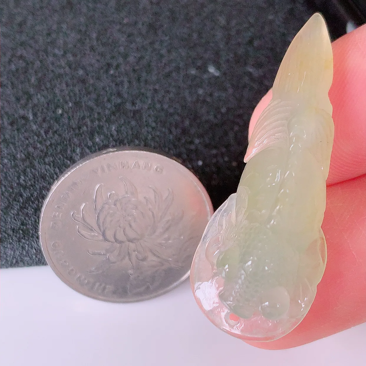 自然光实拍，冰种黄翡翡翠年年有余，自由自在玉吊坠，寓意财源广进，雕工婉约，栩栩如生，佩戴优雅迷人！#81.24