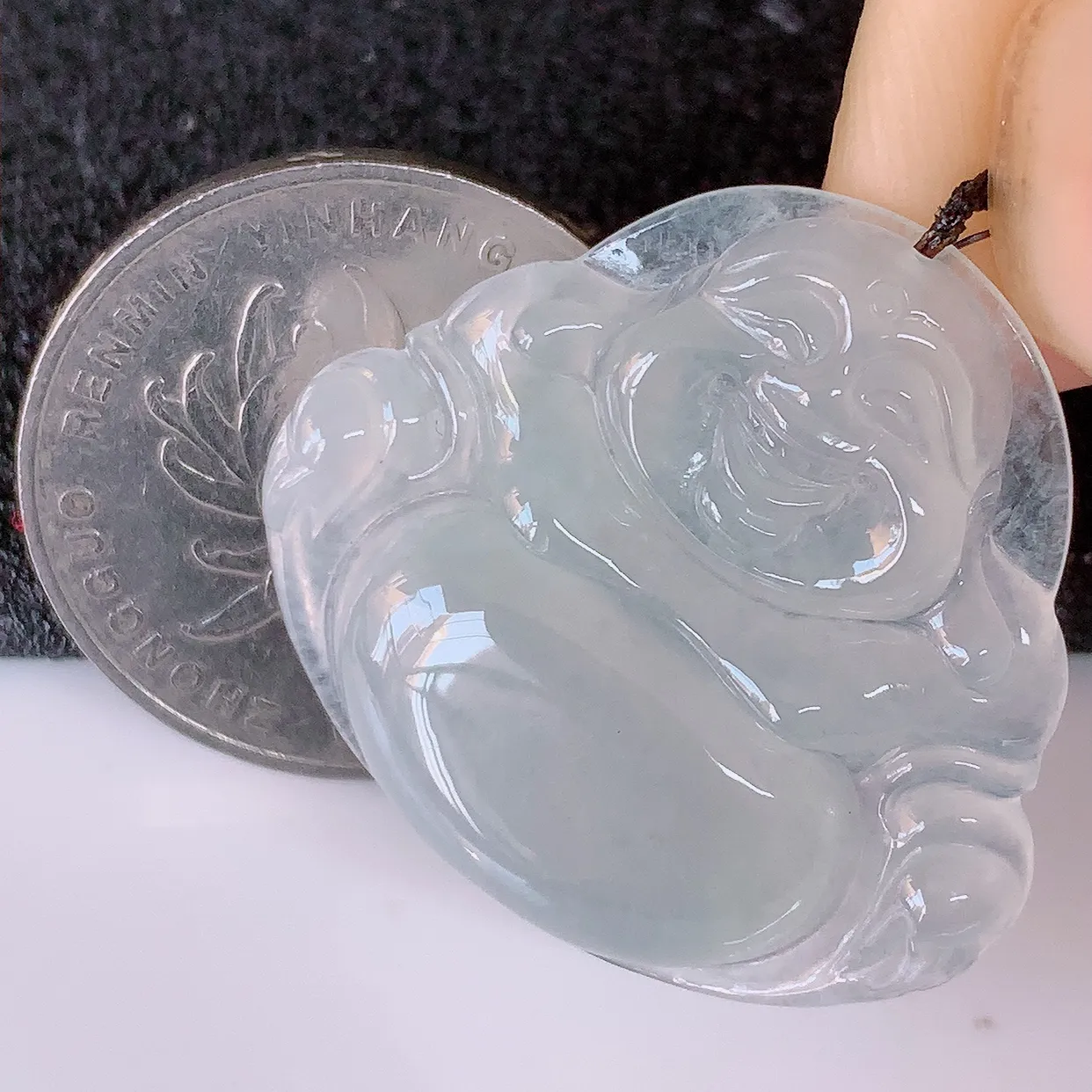 自然光实拍，冰种翡翠佛公吊坠，水灵起胶，翠色迷人，佛公在心中，一生平安，饱满圆润，开怀大笑佛公，配戴灵气十足！#57.26