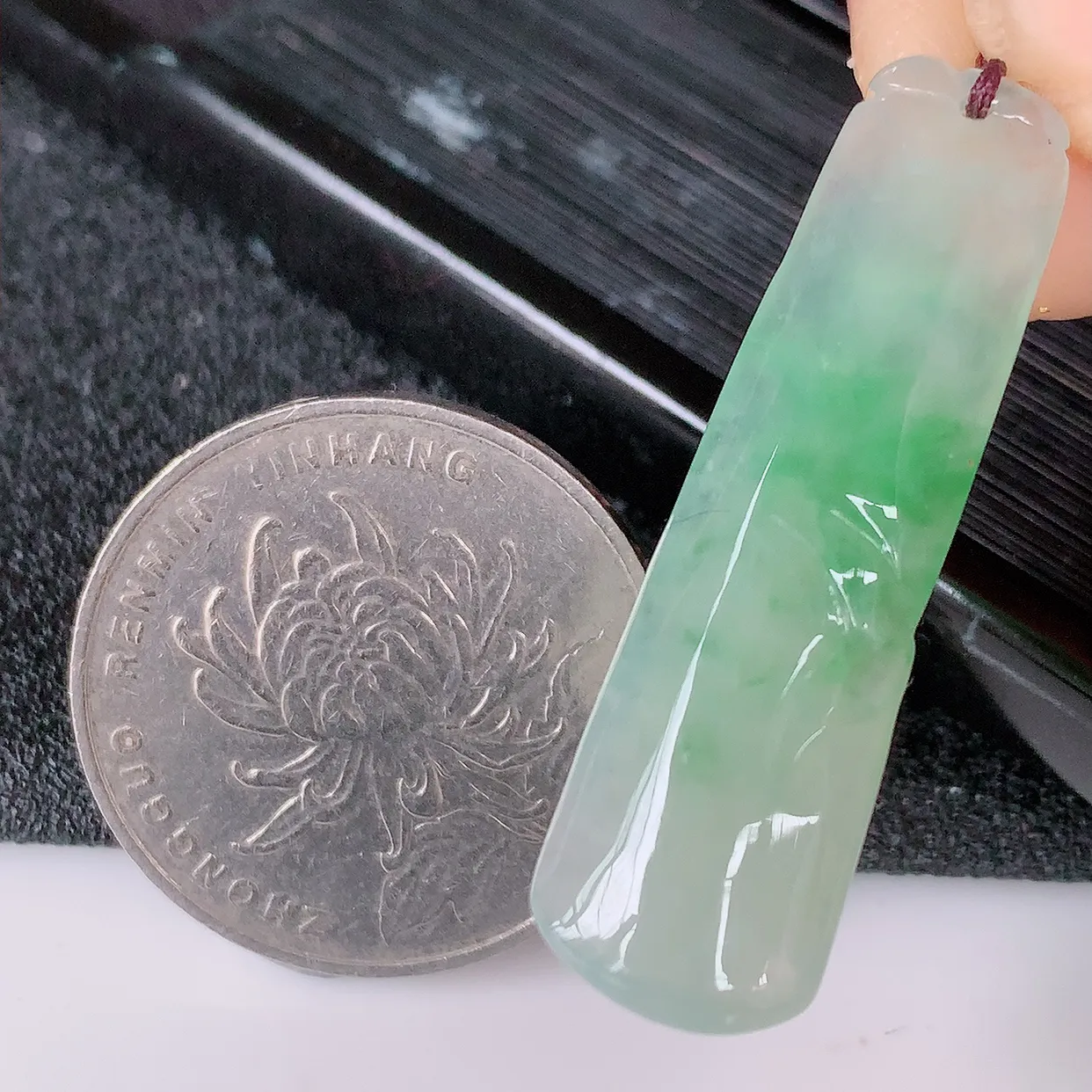 自然光实拍，冰种飘绿翡翠节节高竹节玉坠，款式时尚大方，竹节寓意好，佩戴事业，学业节节高升！#57.24