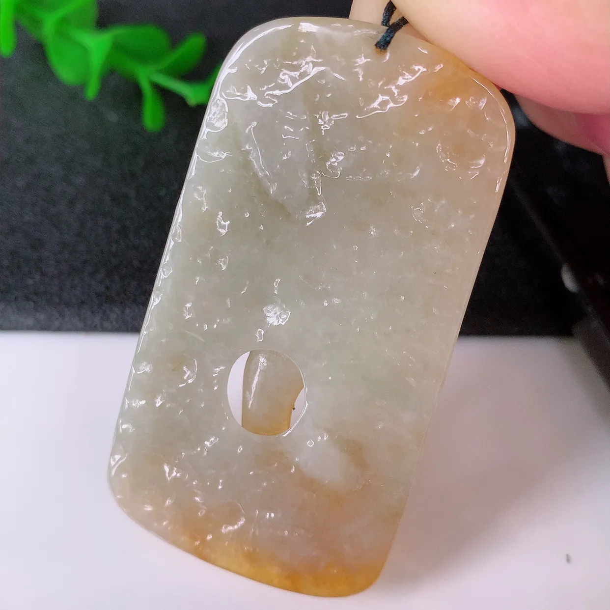 自然光实拍，特色镂空雕黄翡悟道吊坠，翡翠悟道寓意“祥和，安宁，吉祥，幸福”，佩戴效果优雅迷人，性价比超高！#60.24