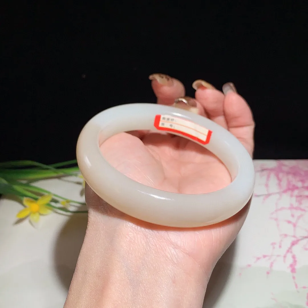 和田玉60圈口藕粉色手镯！玉质细腻油润 底色纯净 无裂无杂 脂粉好，品质好！