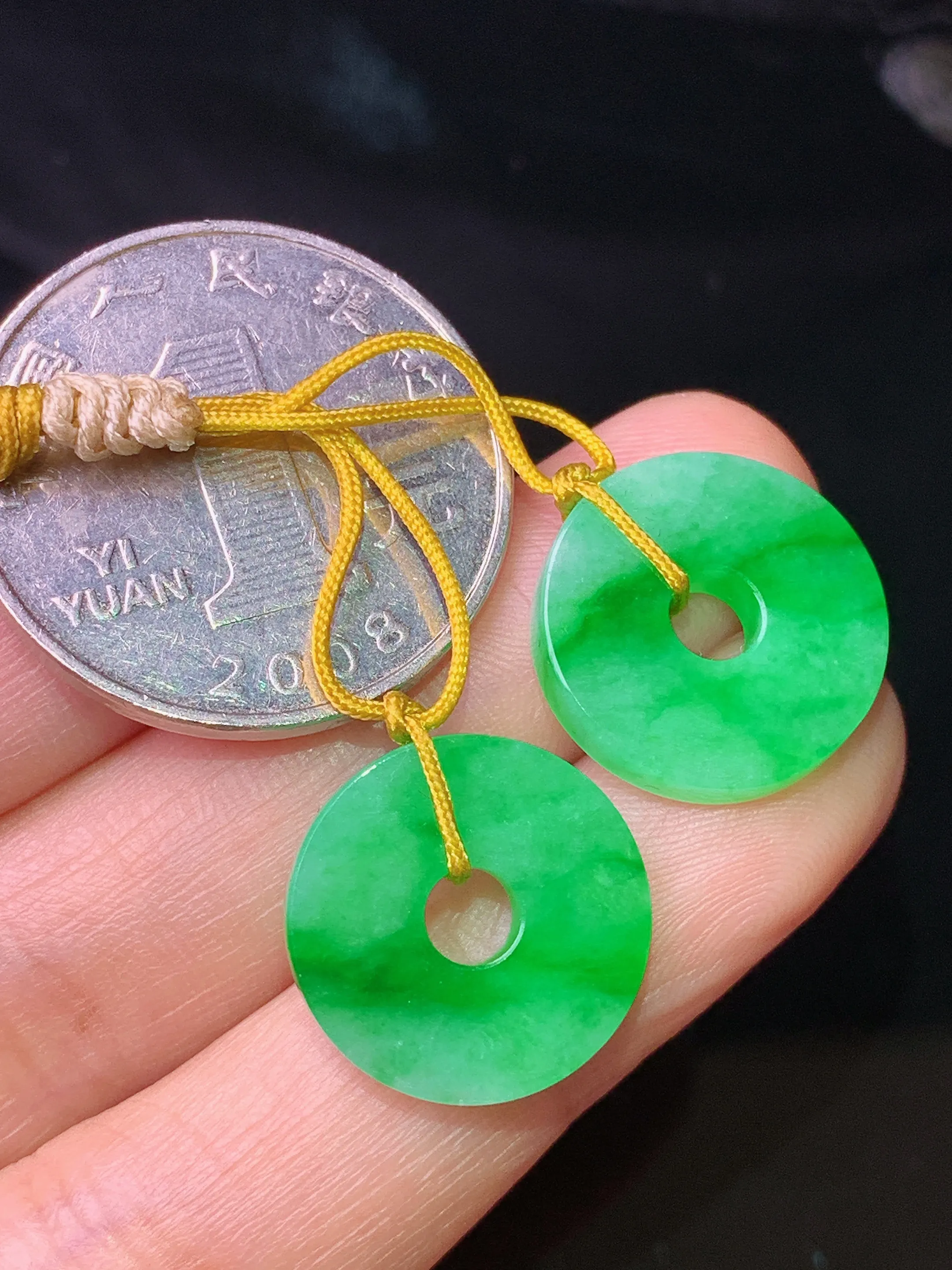满绿平安扣一对 玉质细腻 色泽清新艳丽 整体尺寸16*2.8