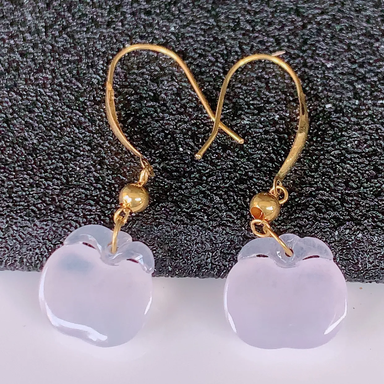 18k金镶嵌冰种翡翠苹果耳坠，沁人心脾，耳坠佩戴效果大气出众，尽显气质。种水好，胶感足，颜相当漂亮，高性价比，值得入手品鉴！#57.26整体29.5裸石9.5*8.5*3