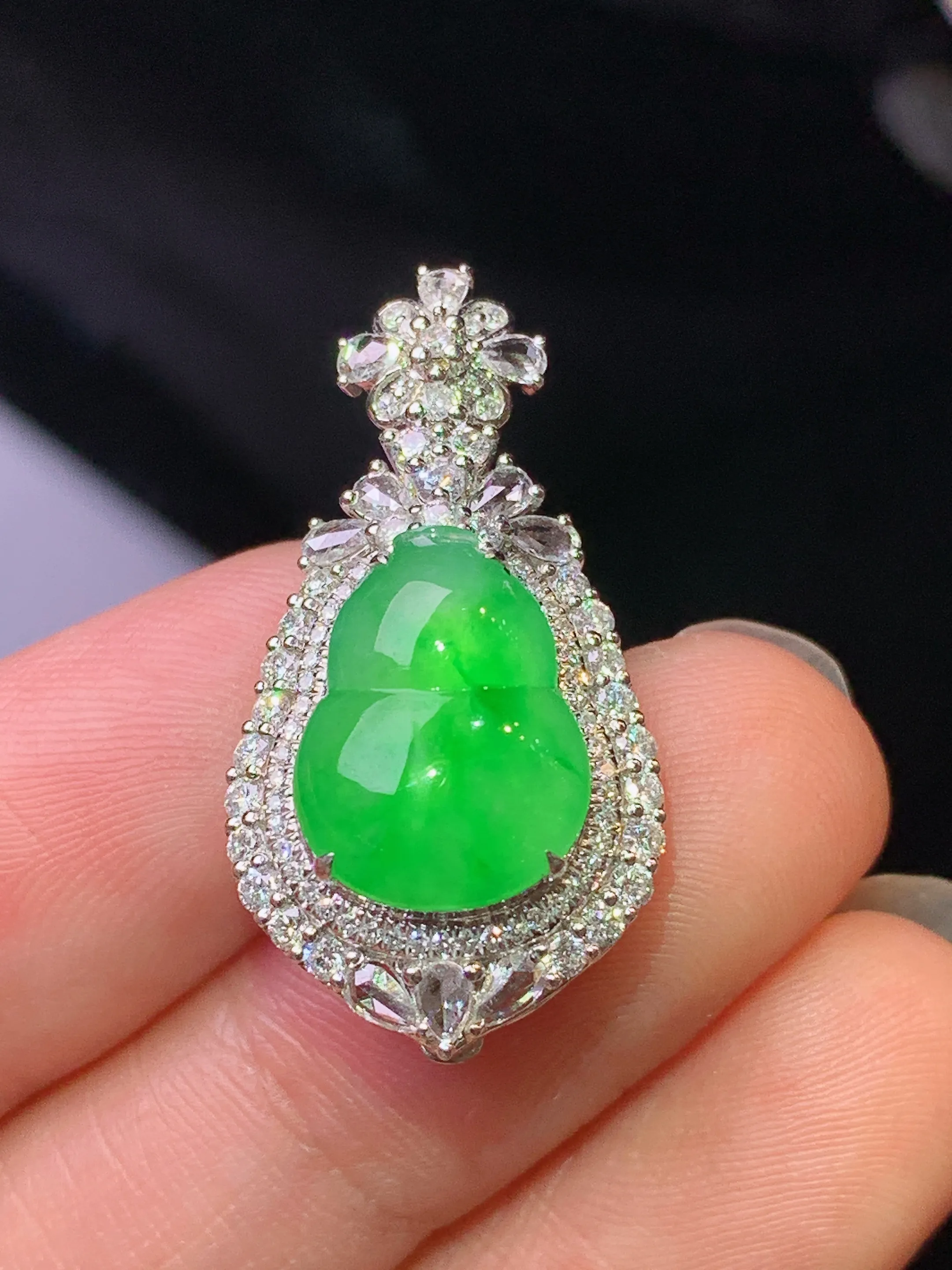 18k金钻镶嵌满绿葫芦吊坠 玉质细腻 色泽清新艳丽 整体尺寸28.2*14.8*9.7