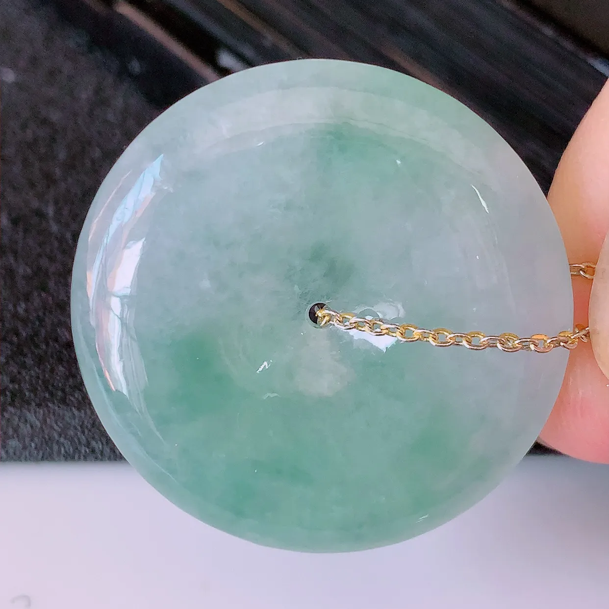 自然光实拍，冰种飘花翡翠平安扣吊坠，形体饱满圆润，平安扣肥嘟嘟的，平平安安，种水很好，配戴精美！#02.26