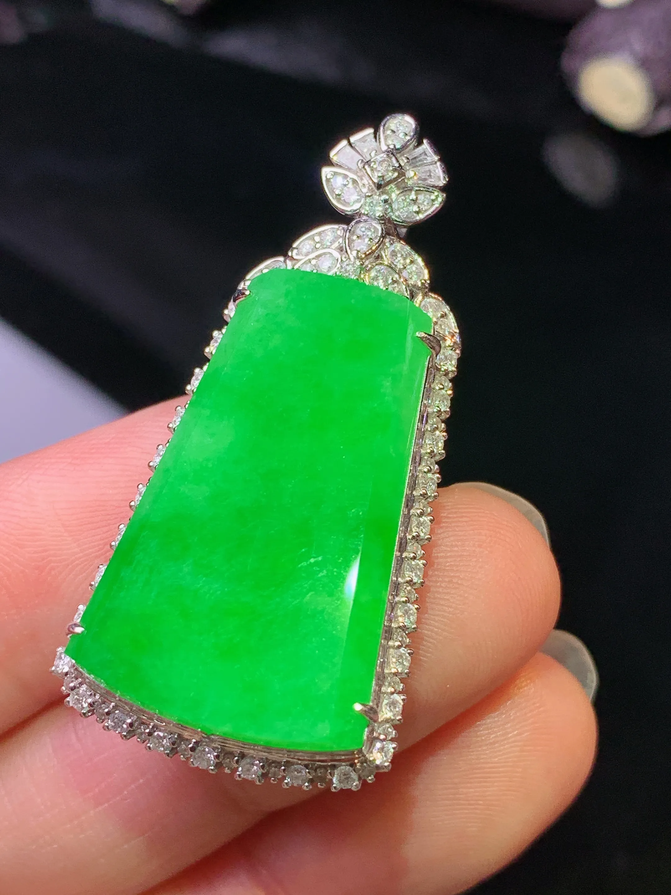 18k金钻镶嵌满绿无事牌吊坠 玉质细腻 色泽清新艳丽 整体尺寸40.6*20*10.3