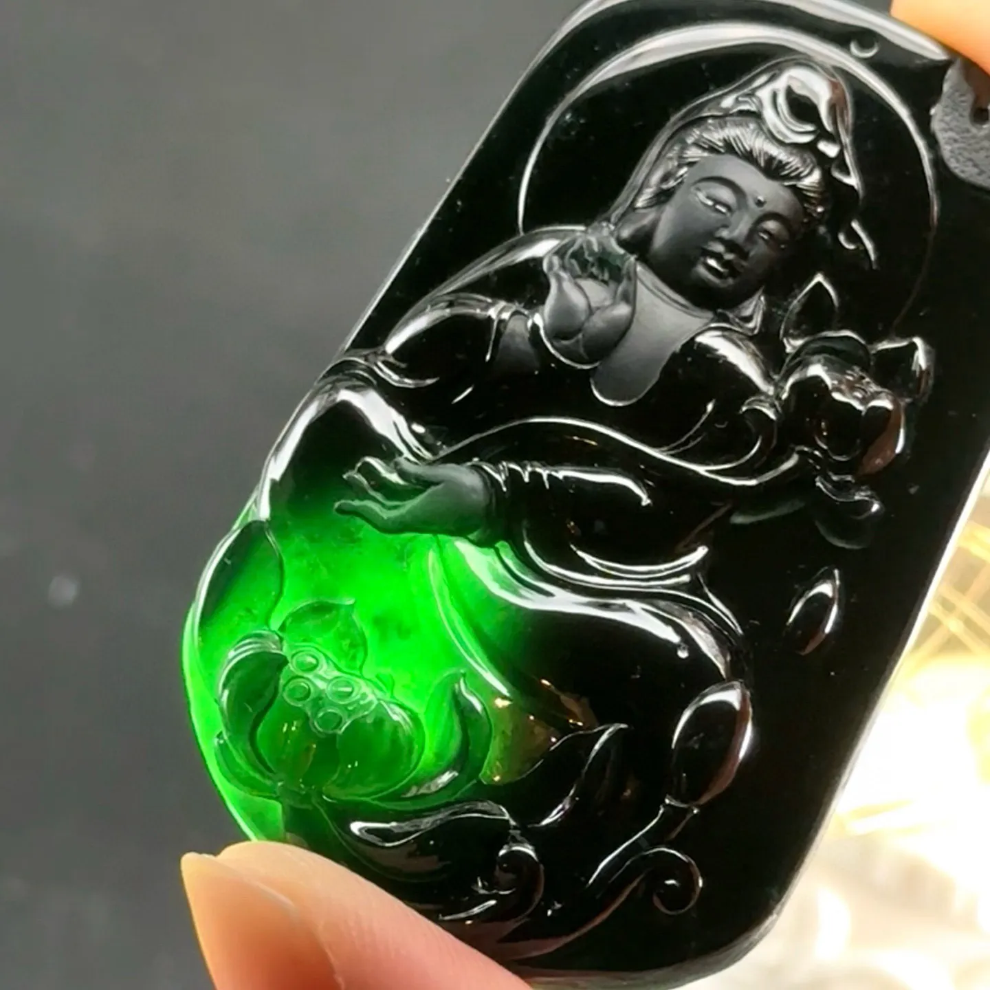 精品墨翠自在观音 种好色正 黑度极好 打灯通透 油性十足  尺寸54.6