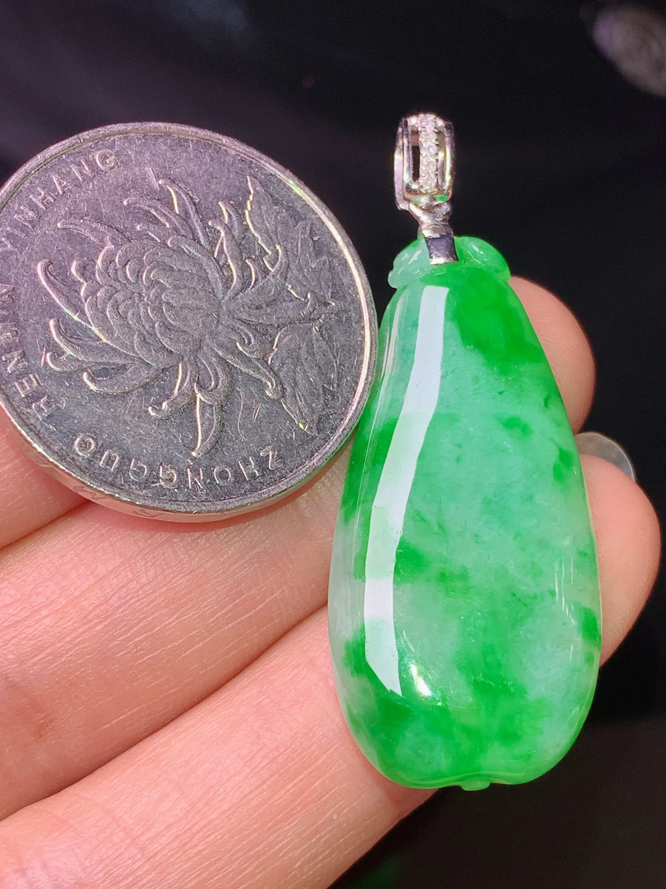 18k金镶嵌翠绿福瓜吊坠 玉质细腻 色泽清新艳丽 整体尺寸42*16.3*5