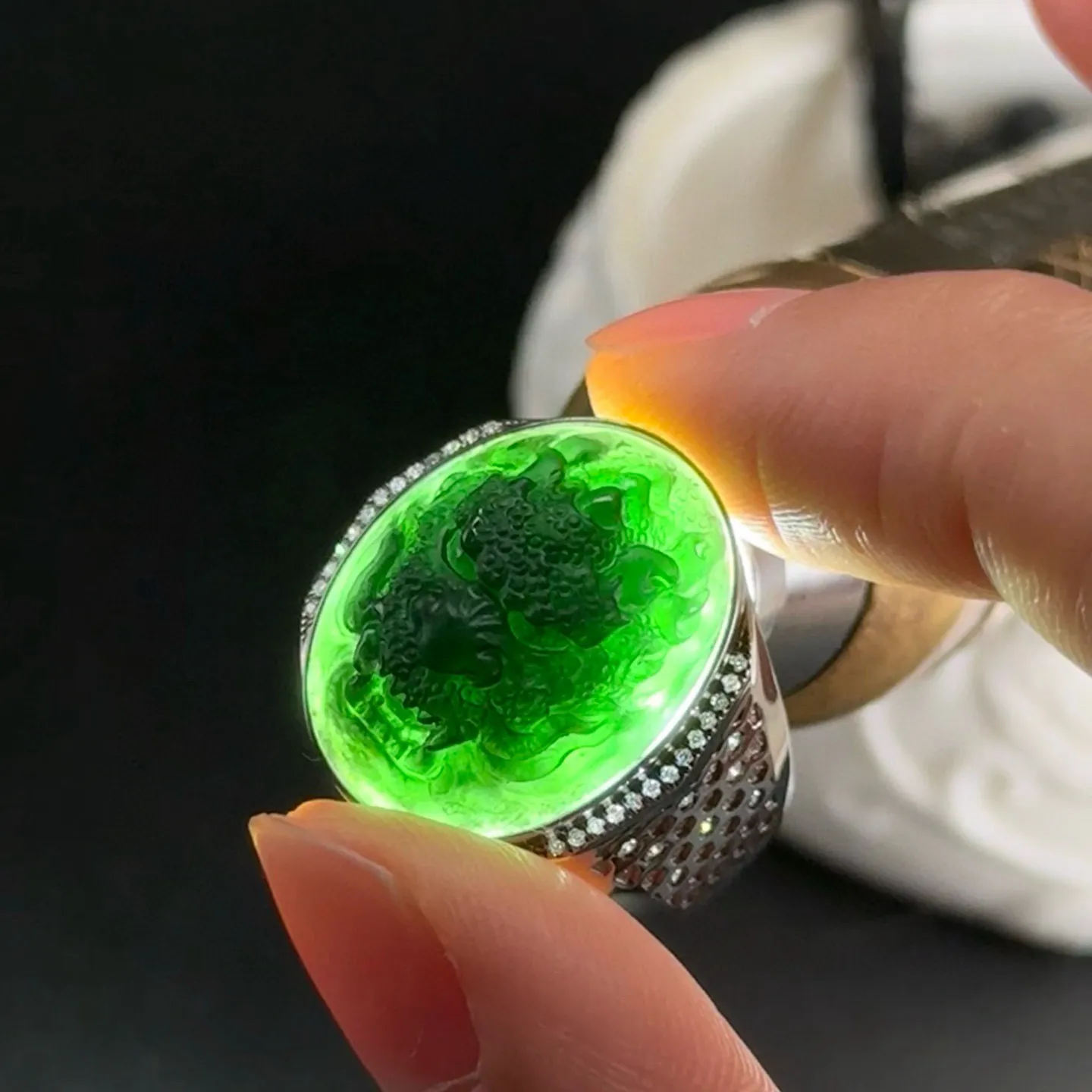 精品墨翠龙头戒面 种好色正 黑度极好 打灯通透 油性十足  尺寸20.3