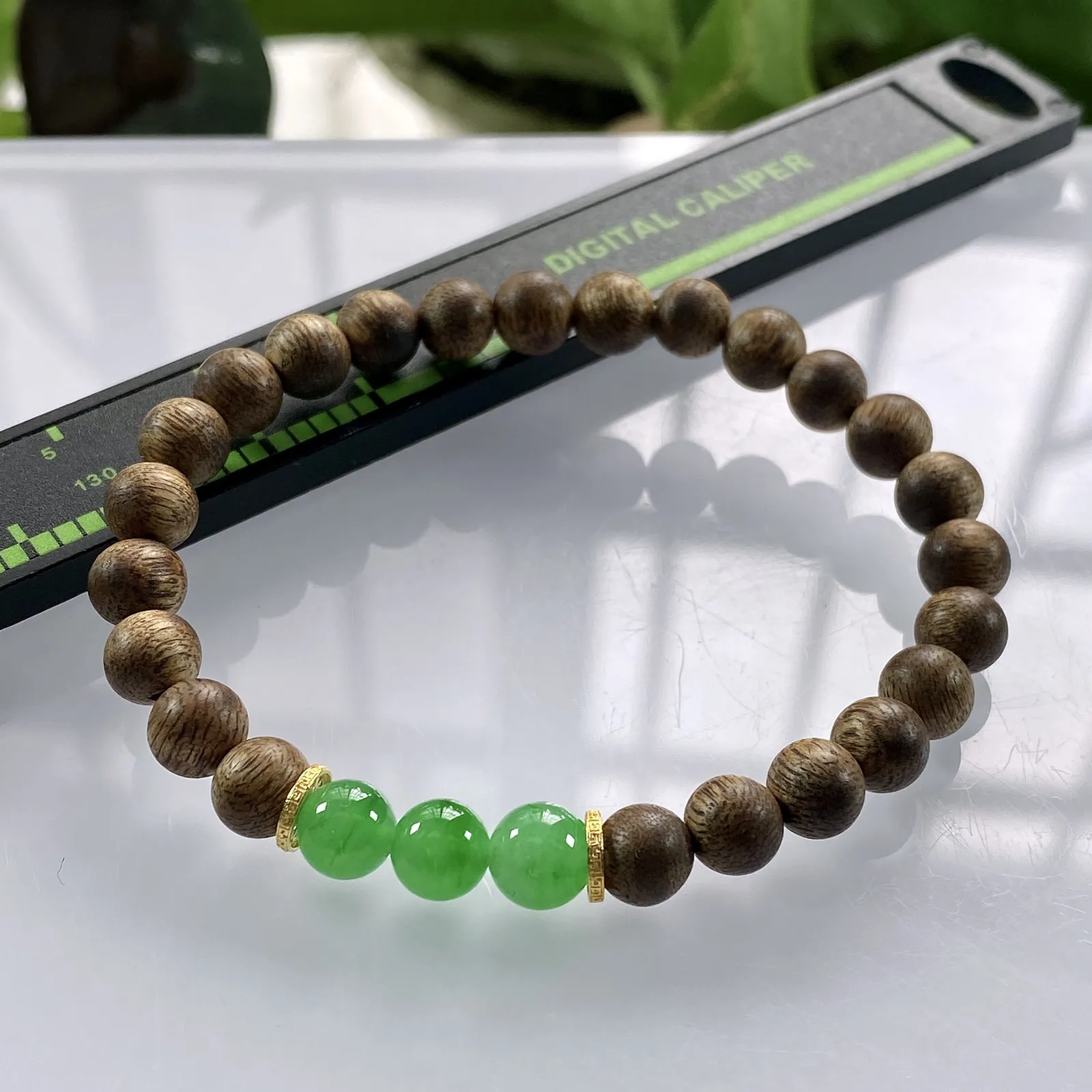 收藏级别，缅甸天然翡翠A货，卡7冰绿圆珠手串手链，尺寸：7mm/3颗，重量：3.75g，隔片为18k金，配饰为沉香木。