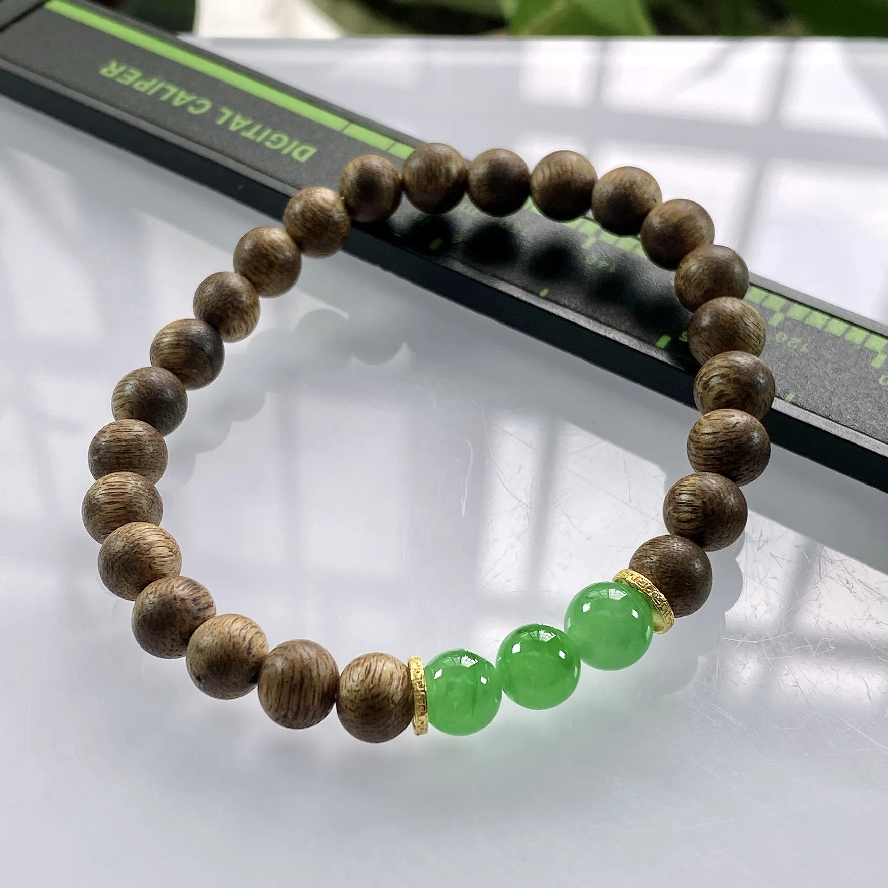 收藏级别，缅甸天然翡翠A货，卡7冰绿圆珠手串手链，尺寸：7mm/3颗，重量：3.75g，隔片为18k金，配饰为沉香木。