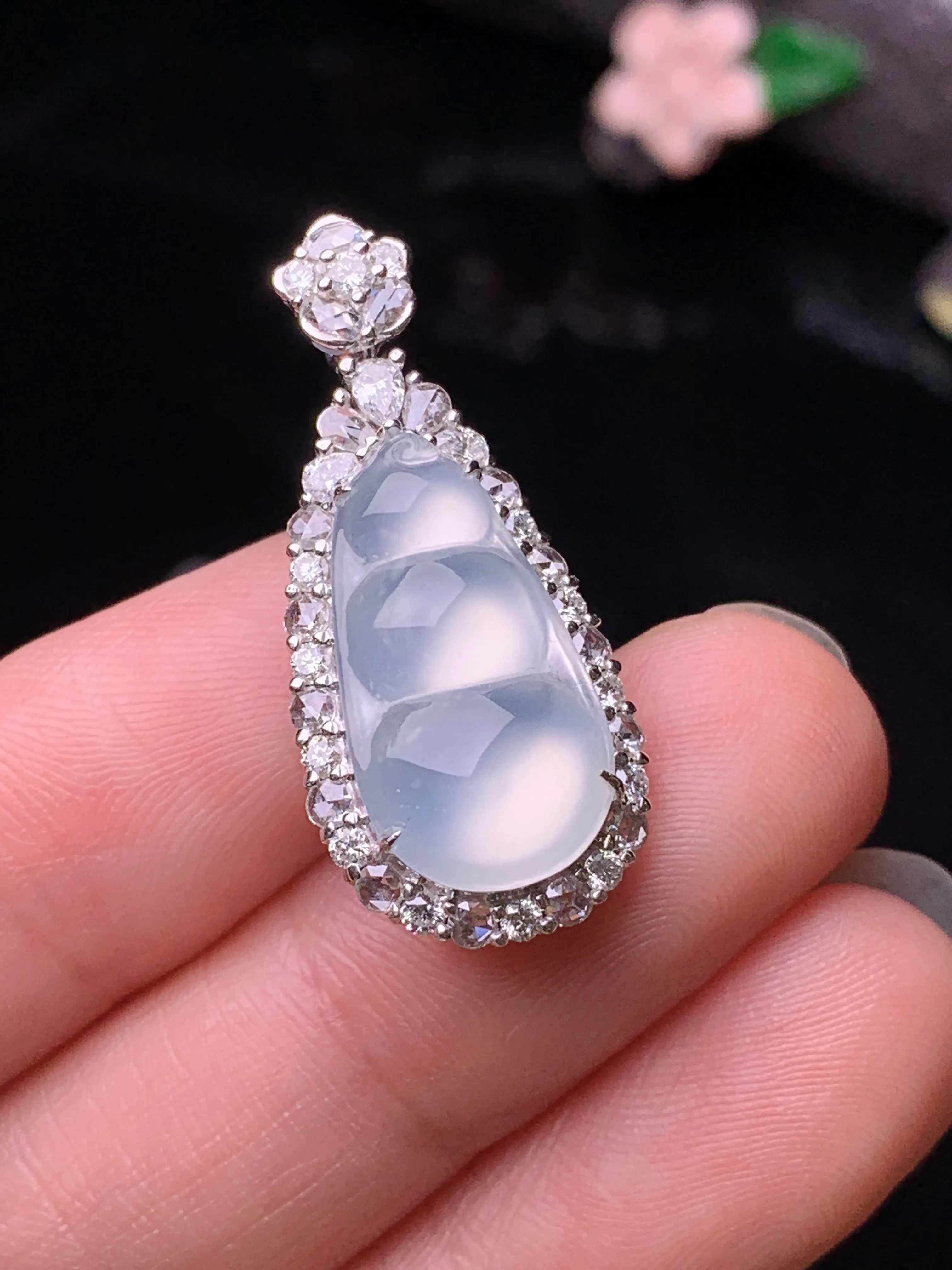 18k金钻镶嵌冰种四季豆吊坠 玉质细腻 色泽清新艳丽 整体尺寸29.6*13.2*9.5