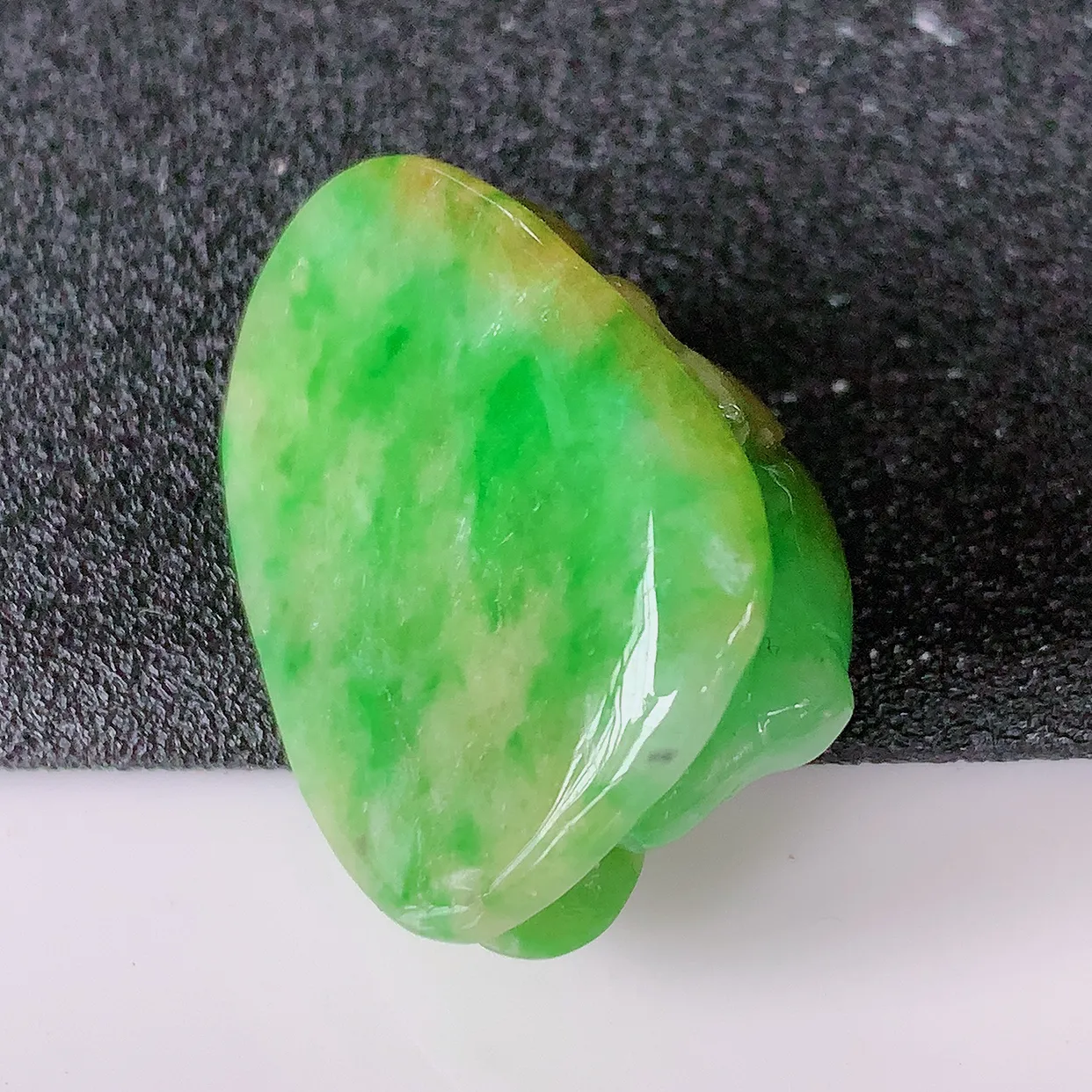 自然光实拍，水润黄加绿翡翠招财金蟾吊坠，翠色灵动，玉质细腻，颜色漂亮，品相佳，佩戴佳品！#02.24