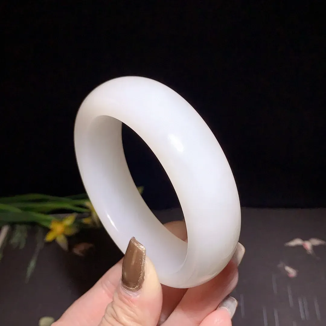 和田玉57.5圈口羊脂白宽版手镯！玉质细腻油润 底色纯净 无裂无杂 脂粉好，品质高